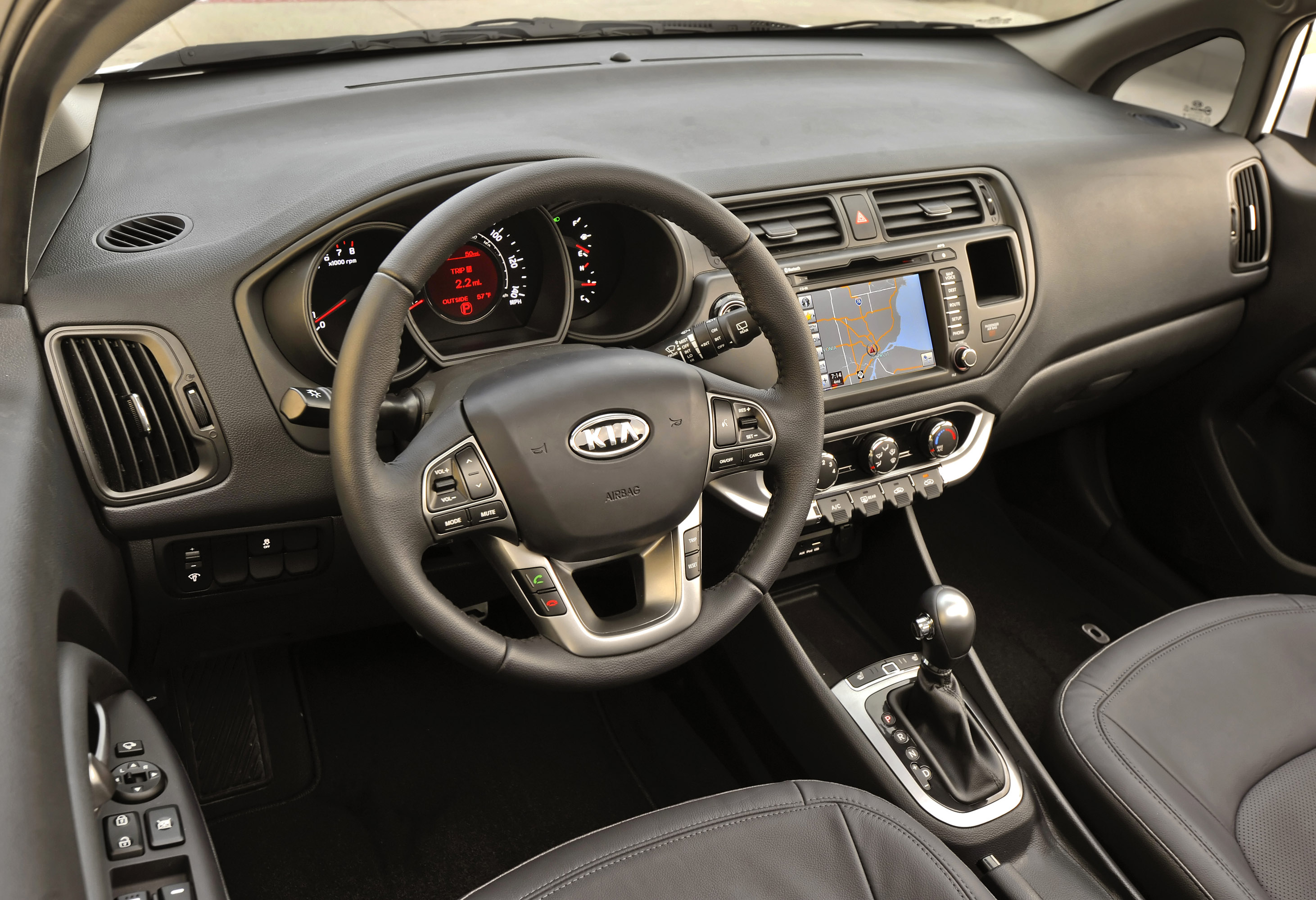 Киа рио максимальная комплектация. Kia Rio 2013 Interior. Kia Rio Hatchback 2014 салон. Kia Rio k5 салон. Kia Rio Hatchback салон.