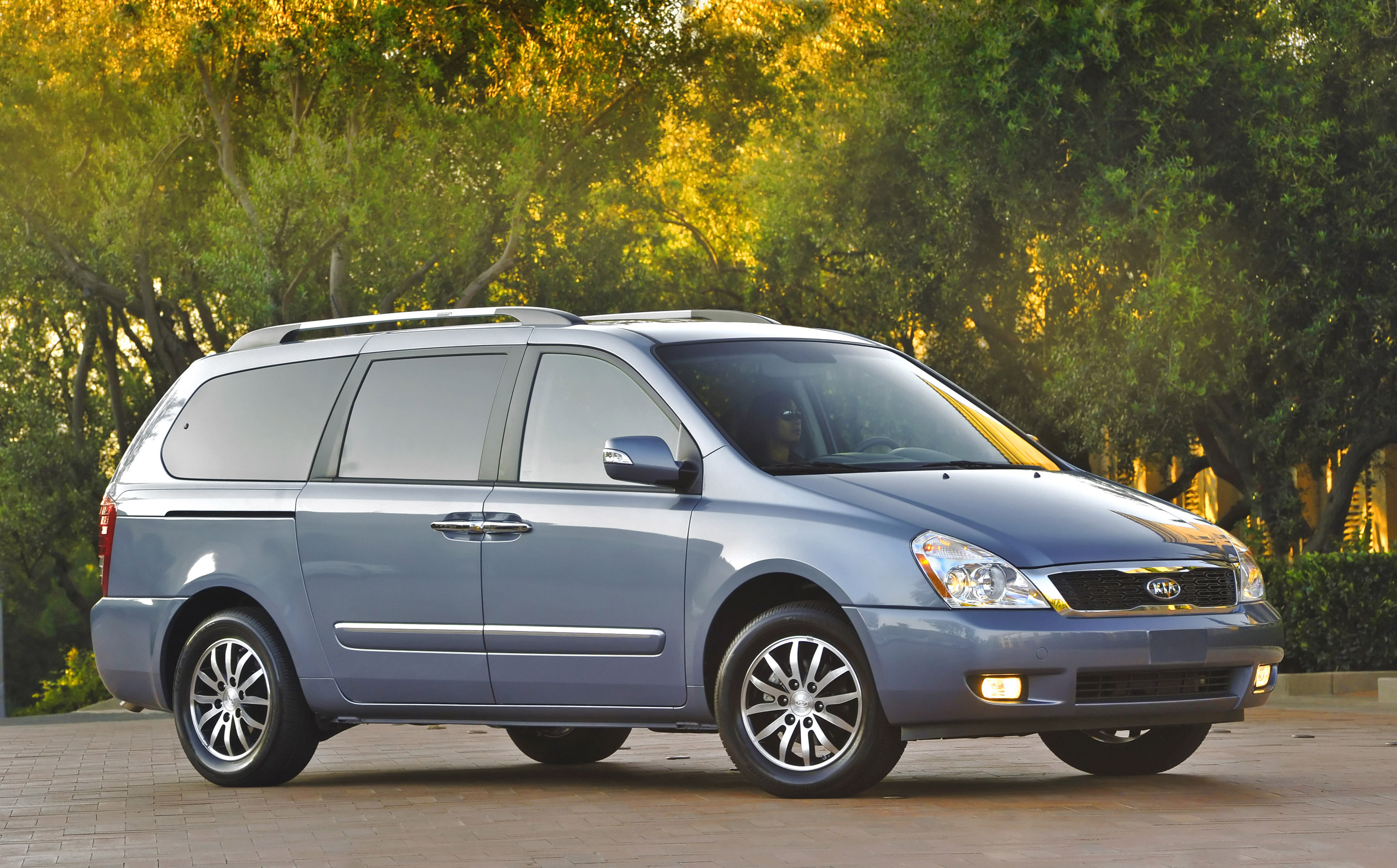 Минивэн машина пробегом. Kia Sedona 2011. Kia Sedona 2012. Kia Sedona 2013. Kia 1999 минивэн.