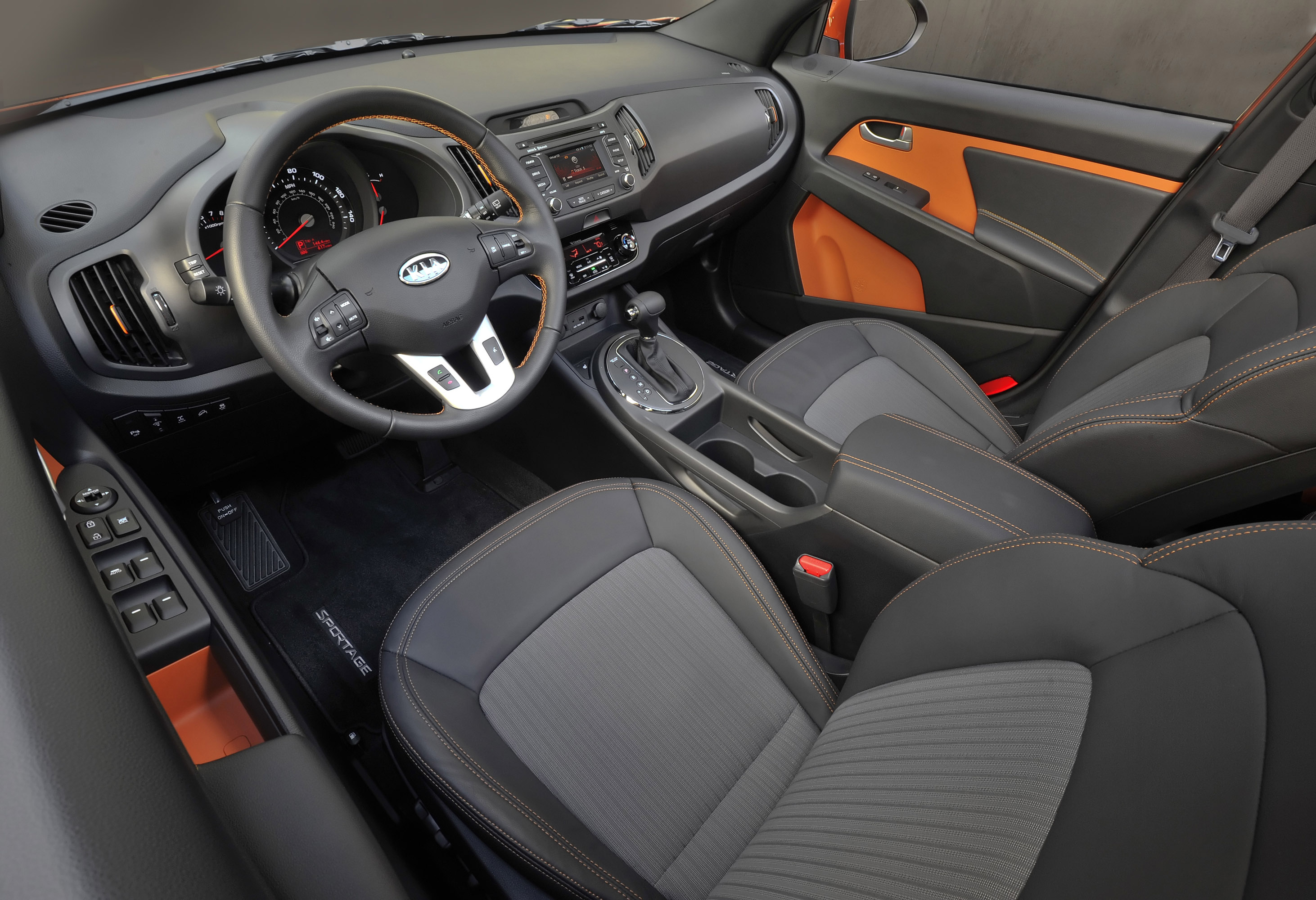 Тюнинг киа салон. Kia Sportage 2012 Interior. Kia Sportage 3 интерьер. Kia Sportage 4 оранжевый салон. Киа Спортейдж салон оранжевый.