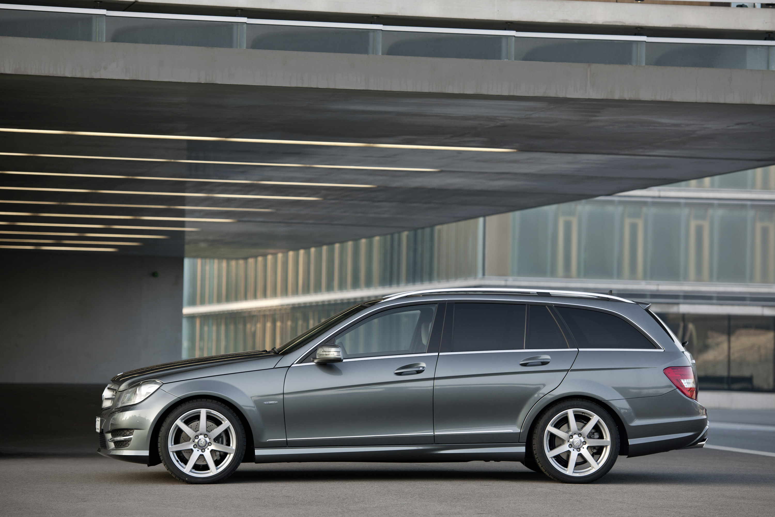 Mercedes-Benz C-Class Estate photo #22