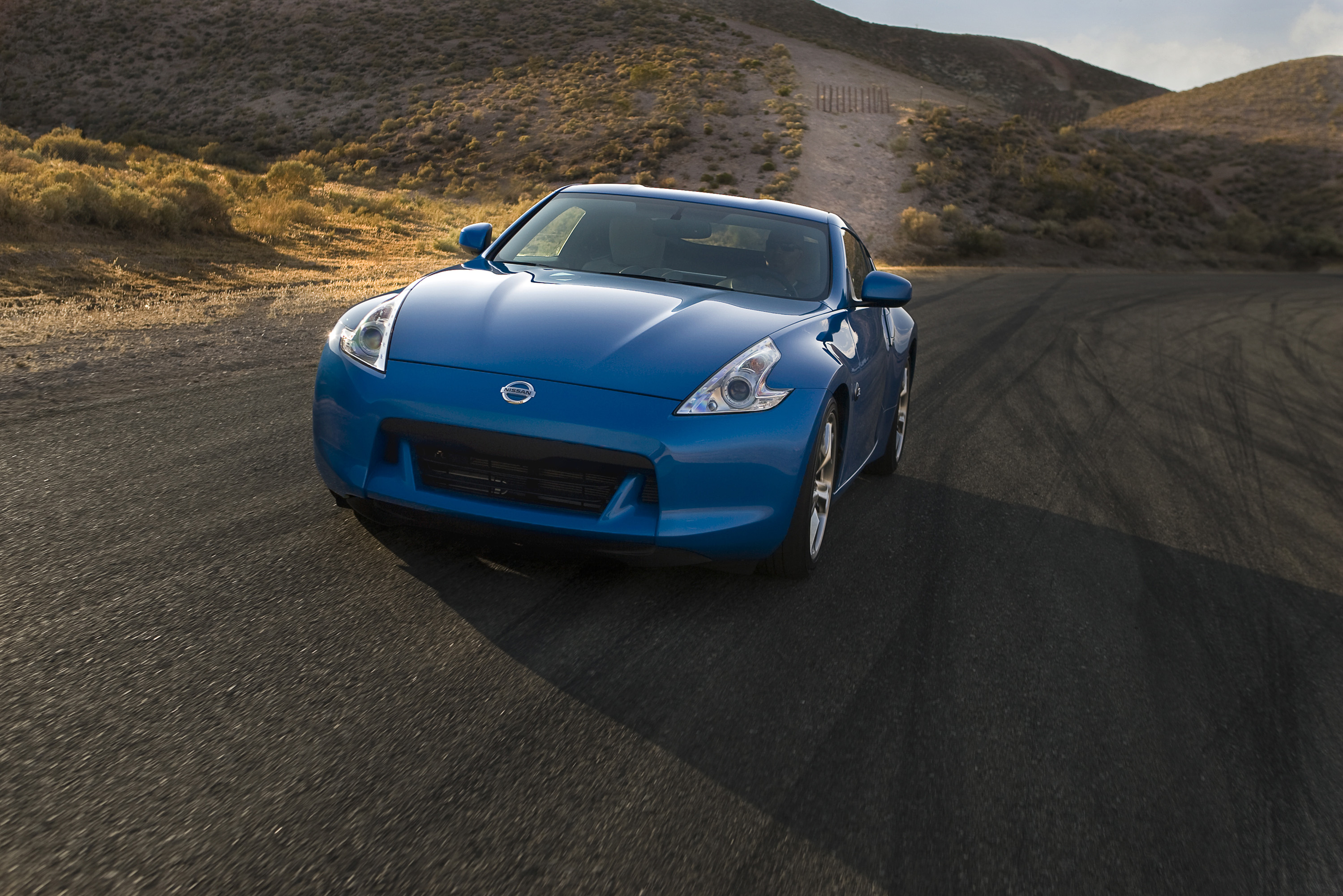 Nissan 370Z Coupe photo #2