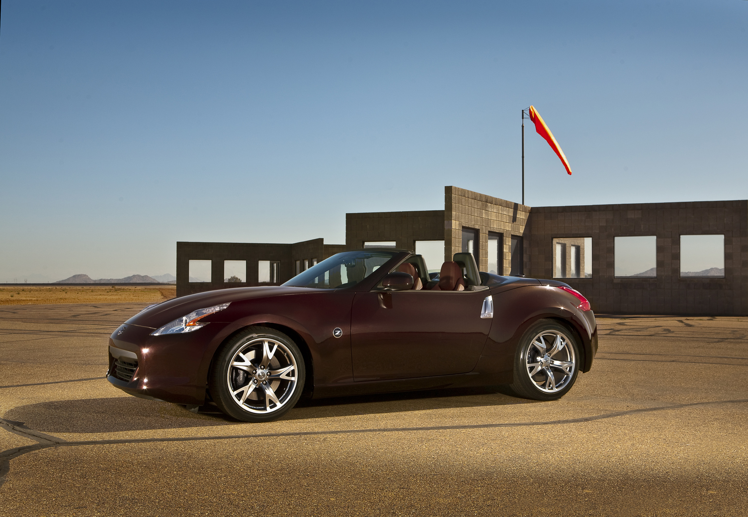 Nissan 370Z Roadster photo #2