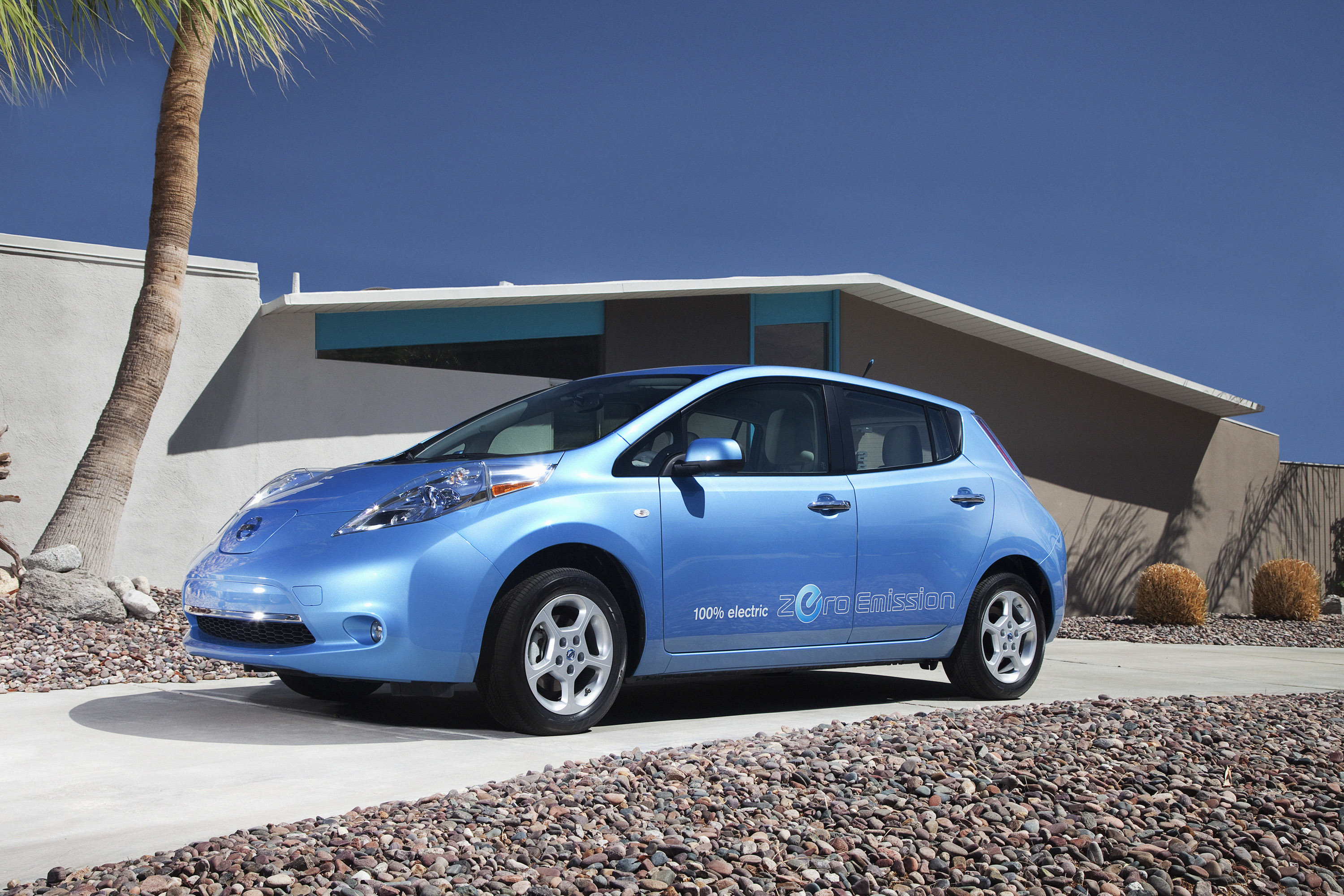 Nissan LEAF photo #2