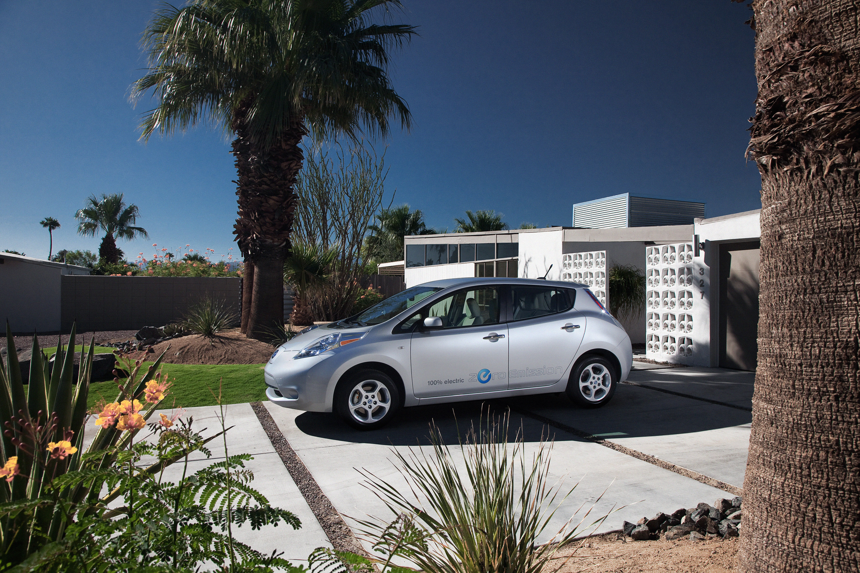 Nissan LEAF photo #20