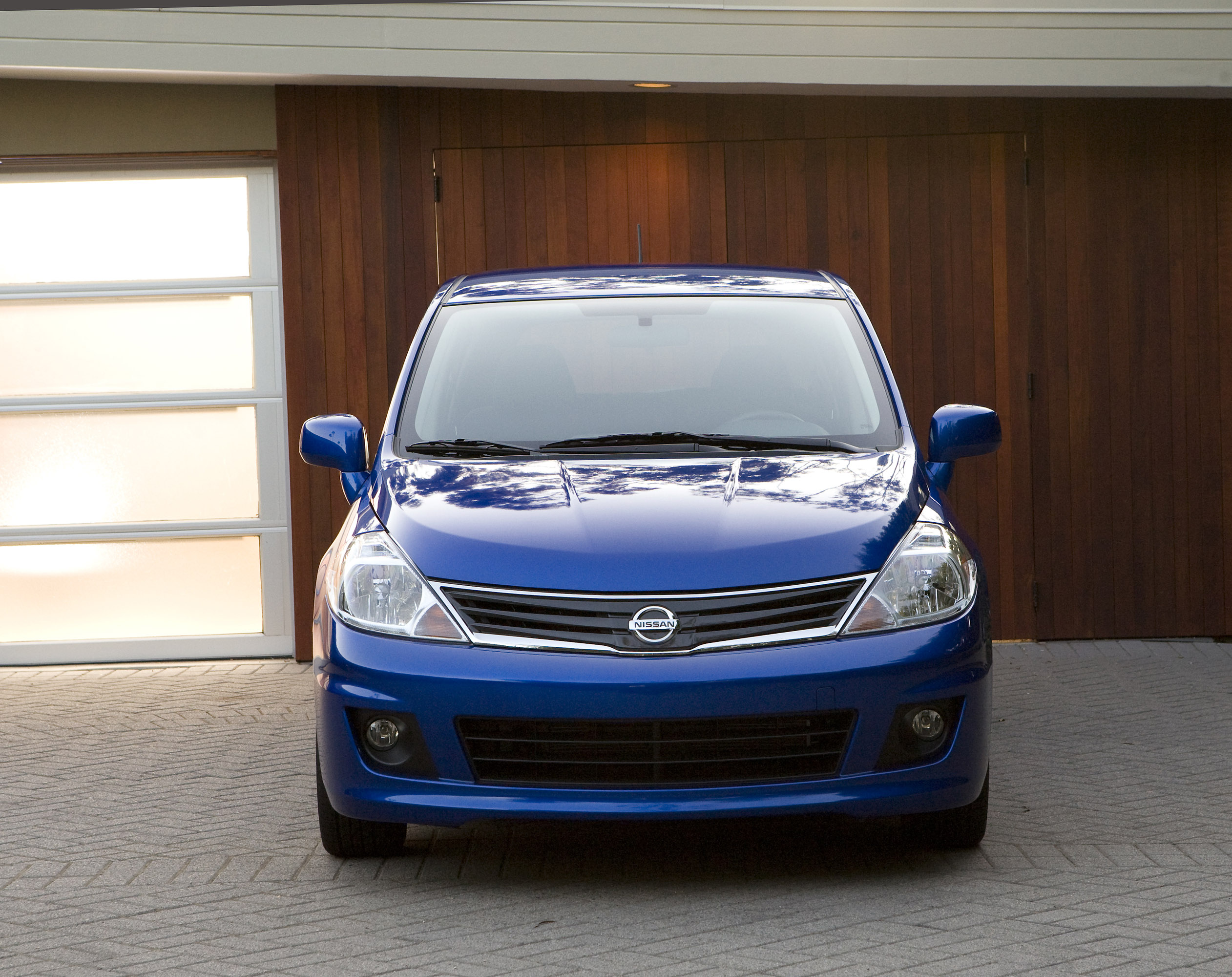 Nissan Versa Hatchback photo #1