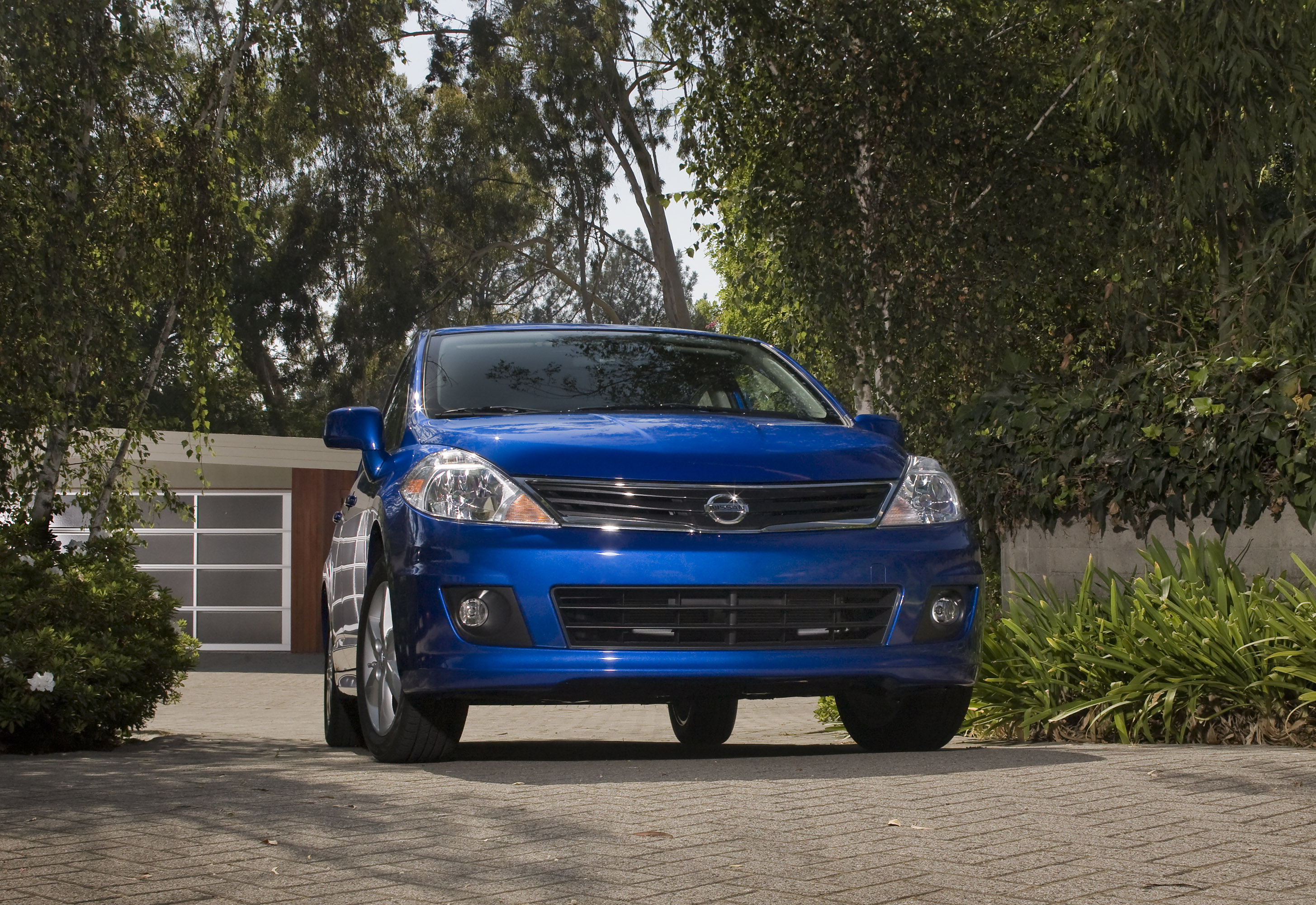 Nissan Versa Hatchback photo #2