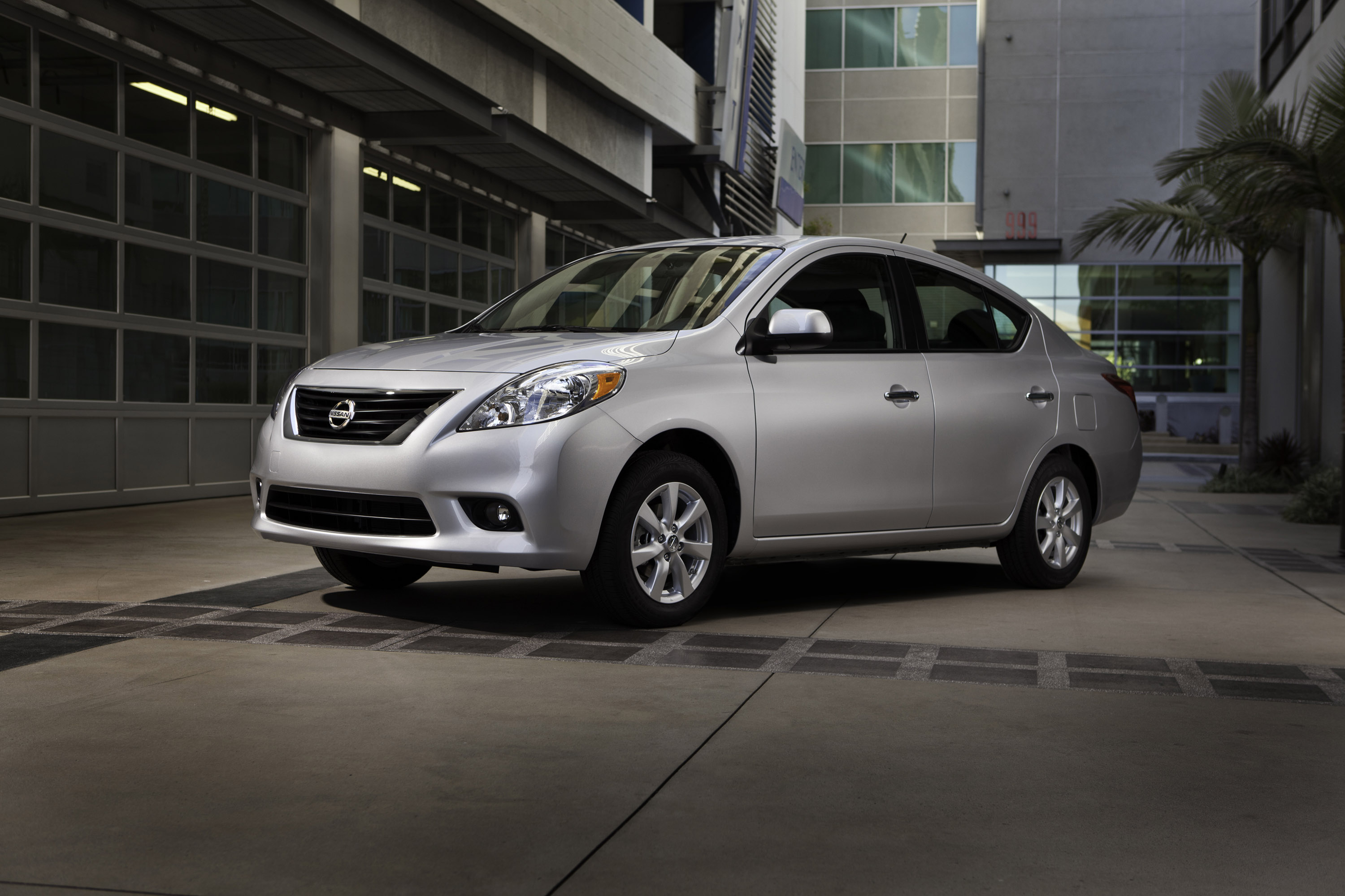 Nissan Versa SV photo #3