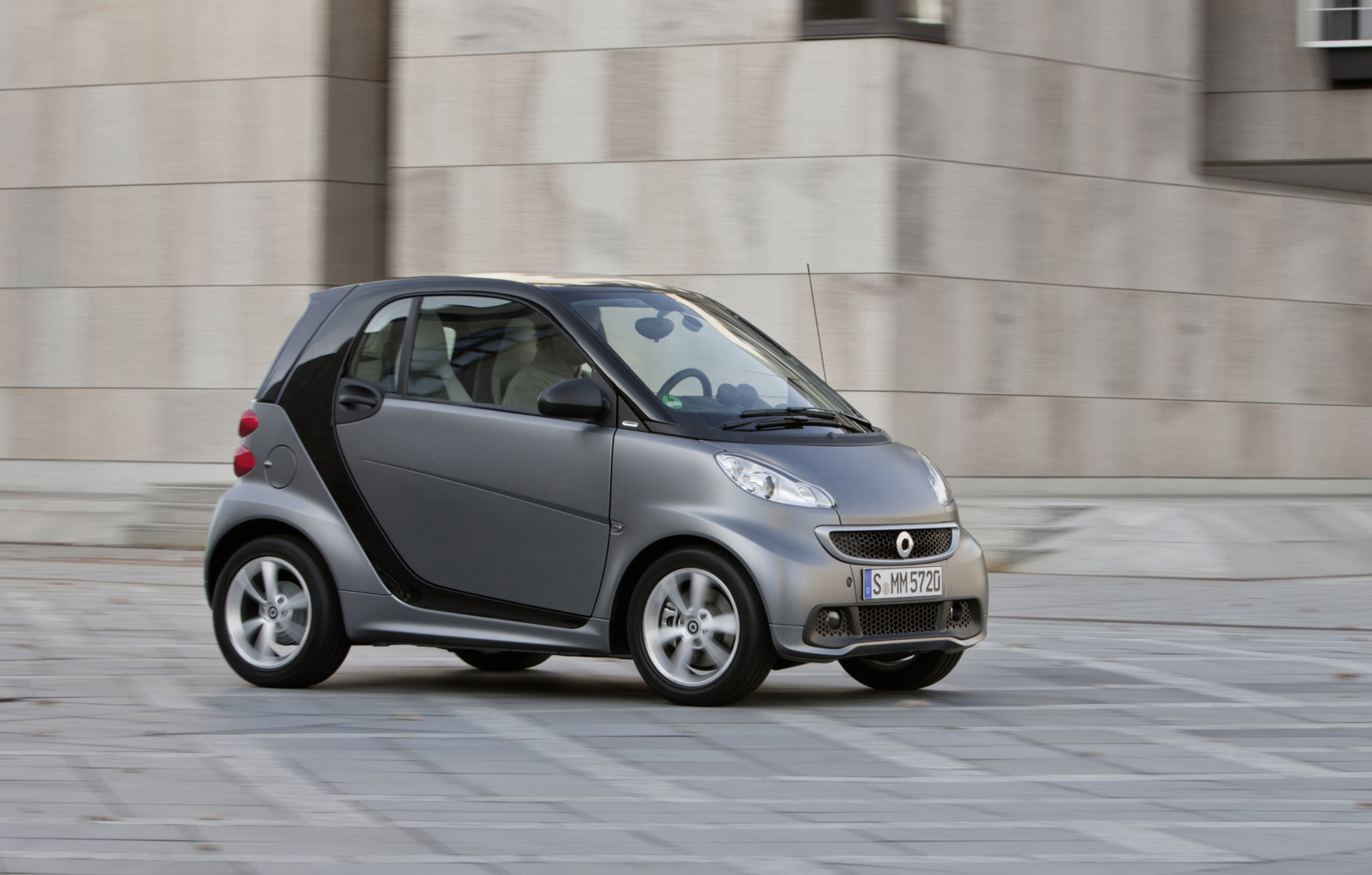Spark smart. Малолитражка Мерседес смарт. Mercedes Smart Fortwo. Smart Fortwo w451. Мерседес смарт 1 поколение.