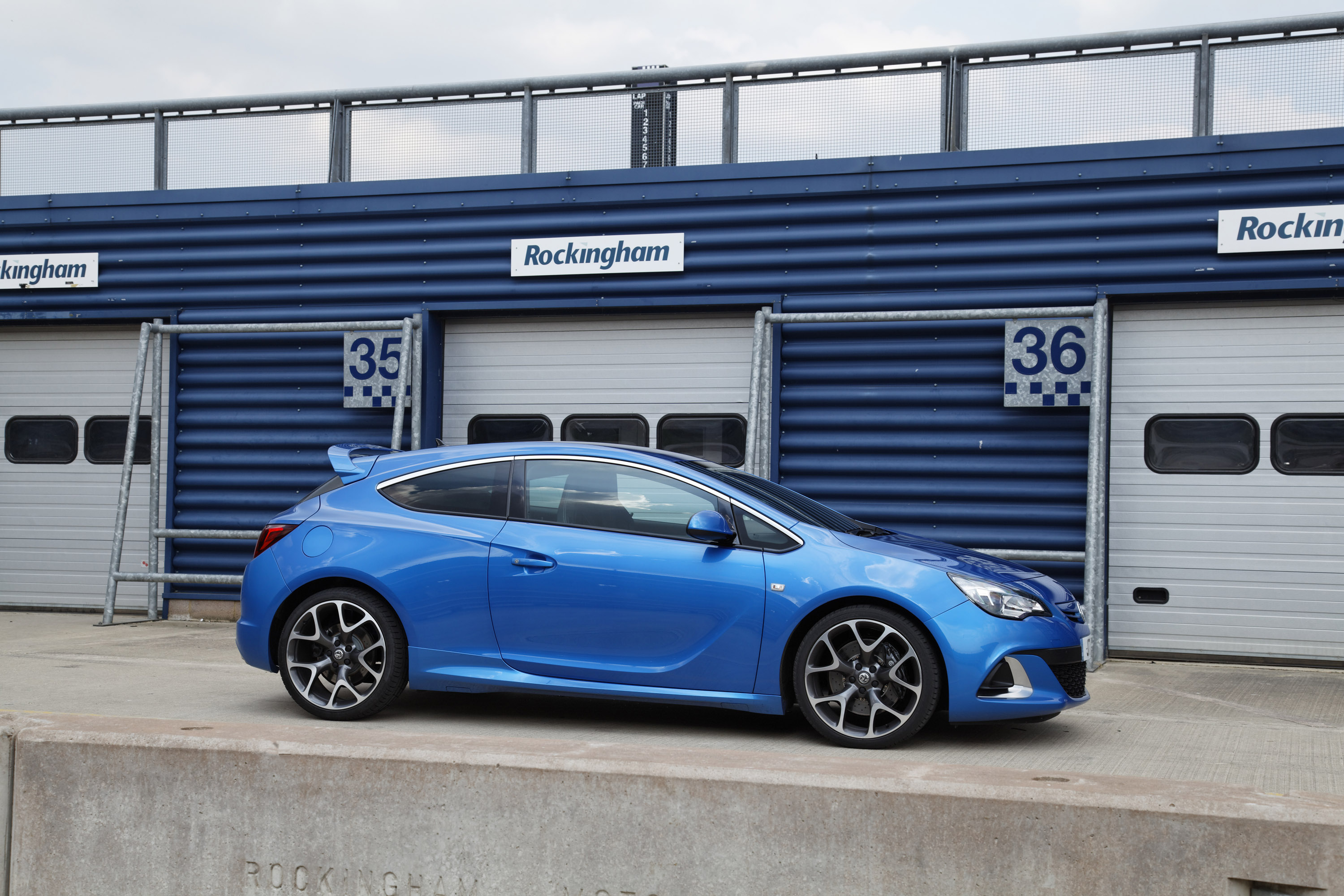 Vauxhall Astra OPC-VXR photo #16