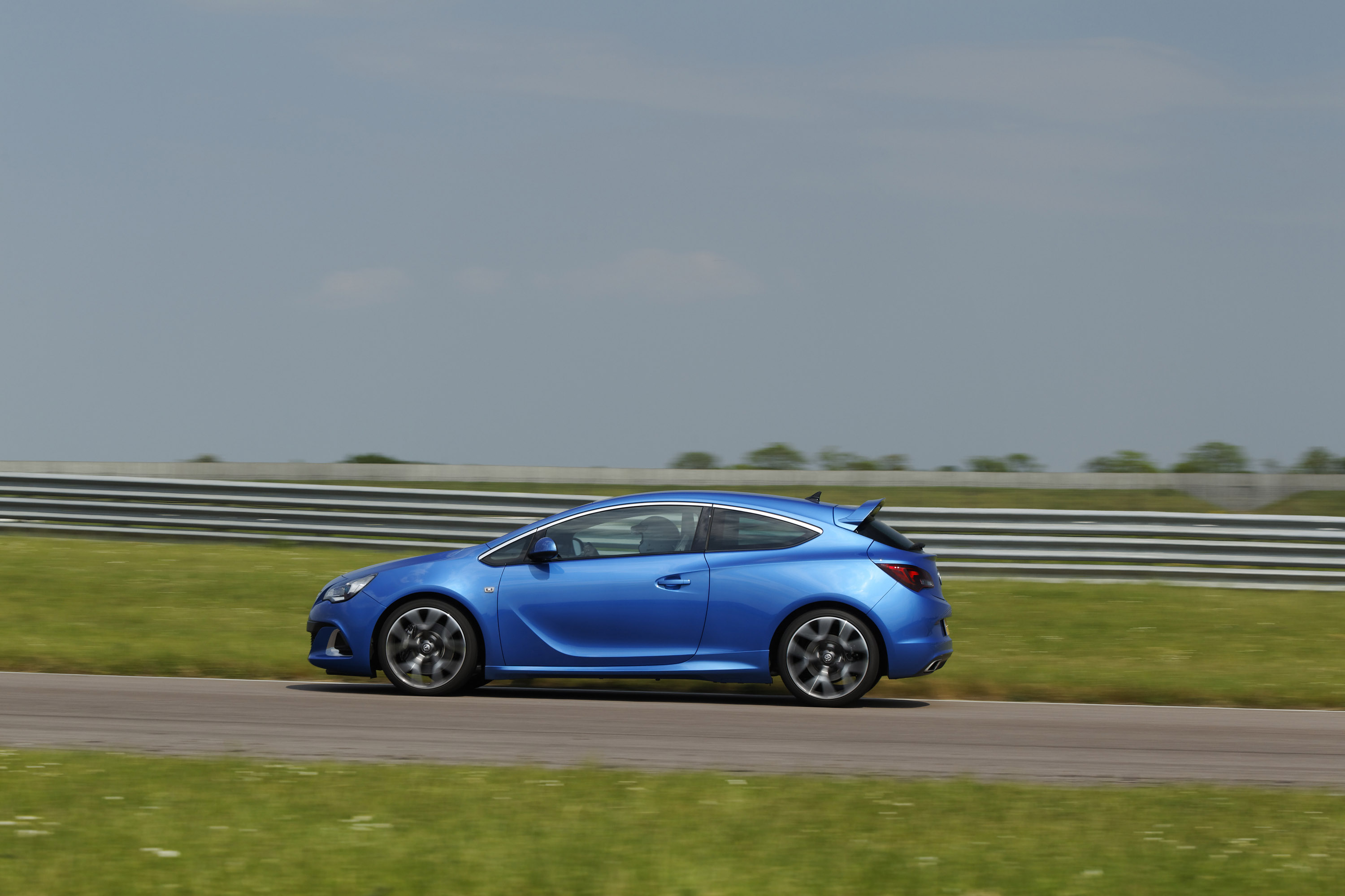Vauxhall Astra OPC-VXR photo #18