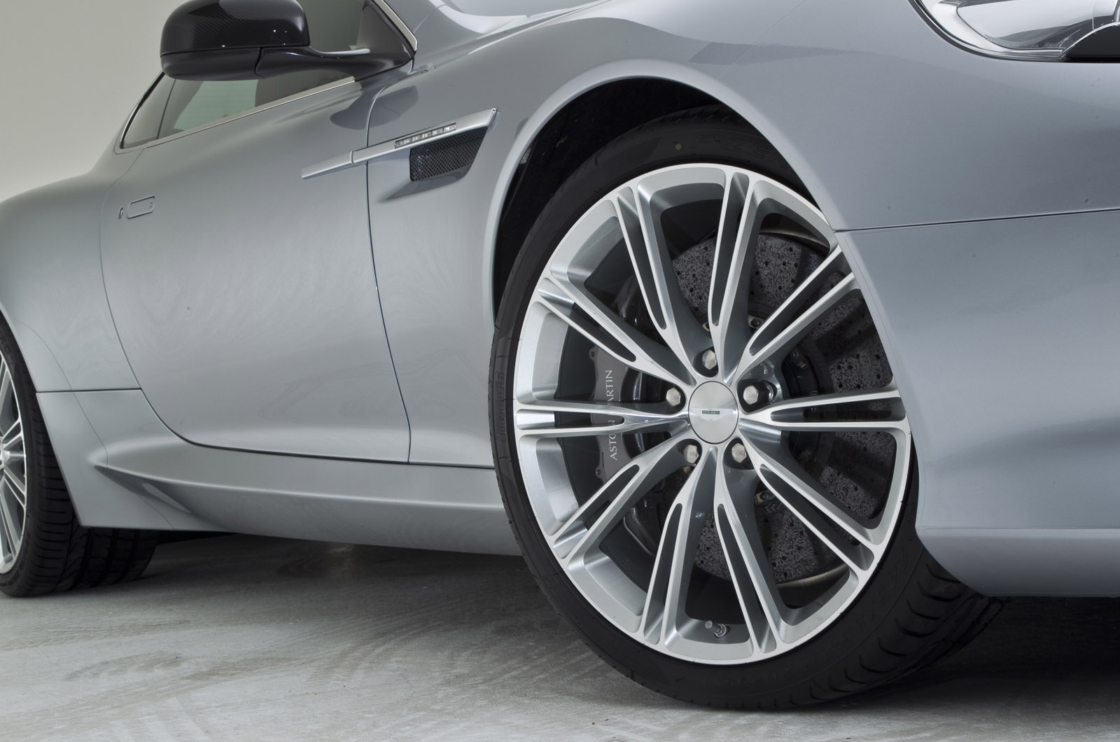Aston Martin DB9 photo #16