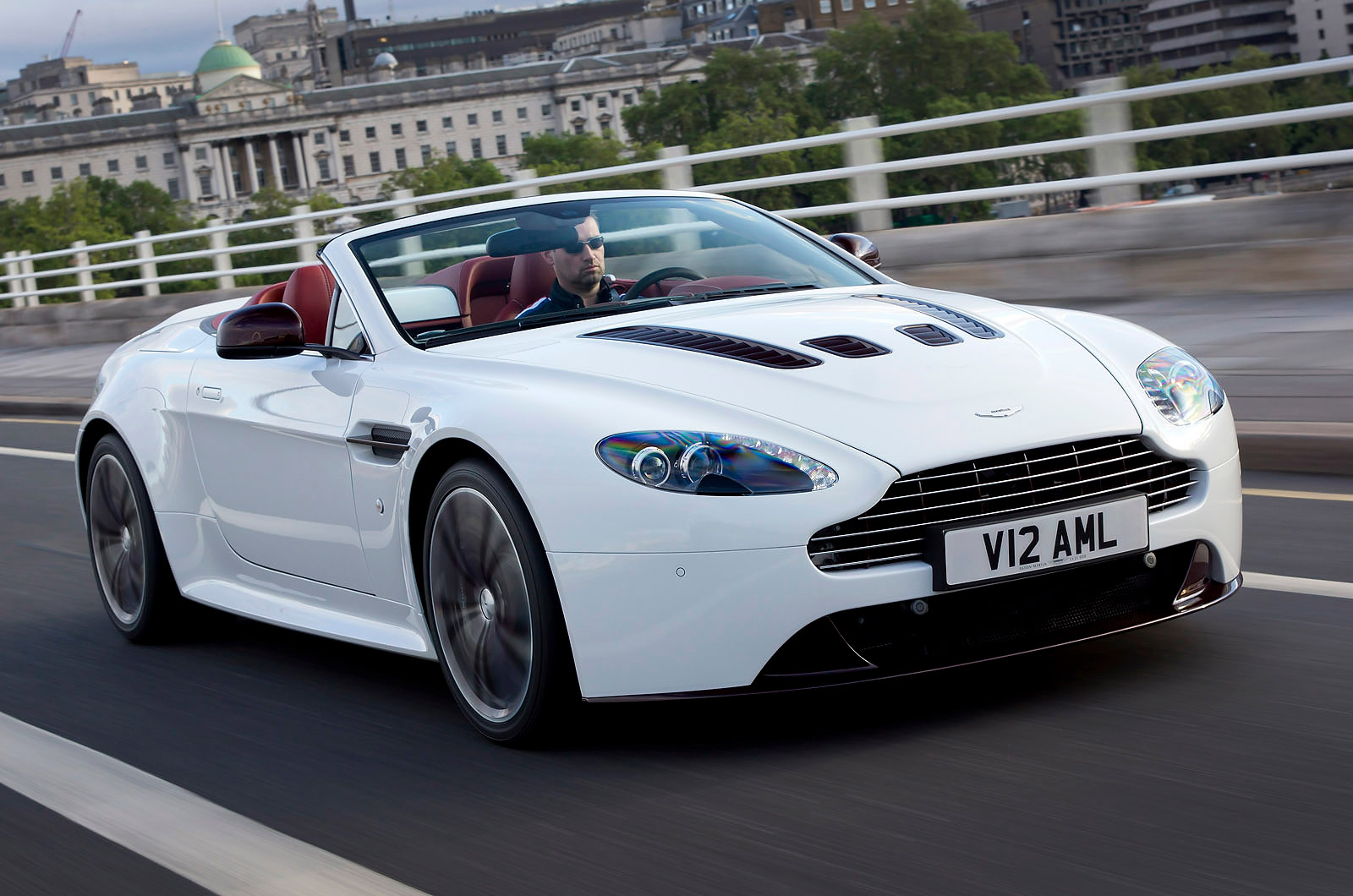 Aston Martin V12 Vantage Roadster photo #3