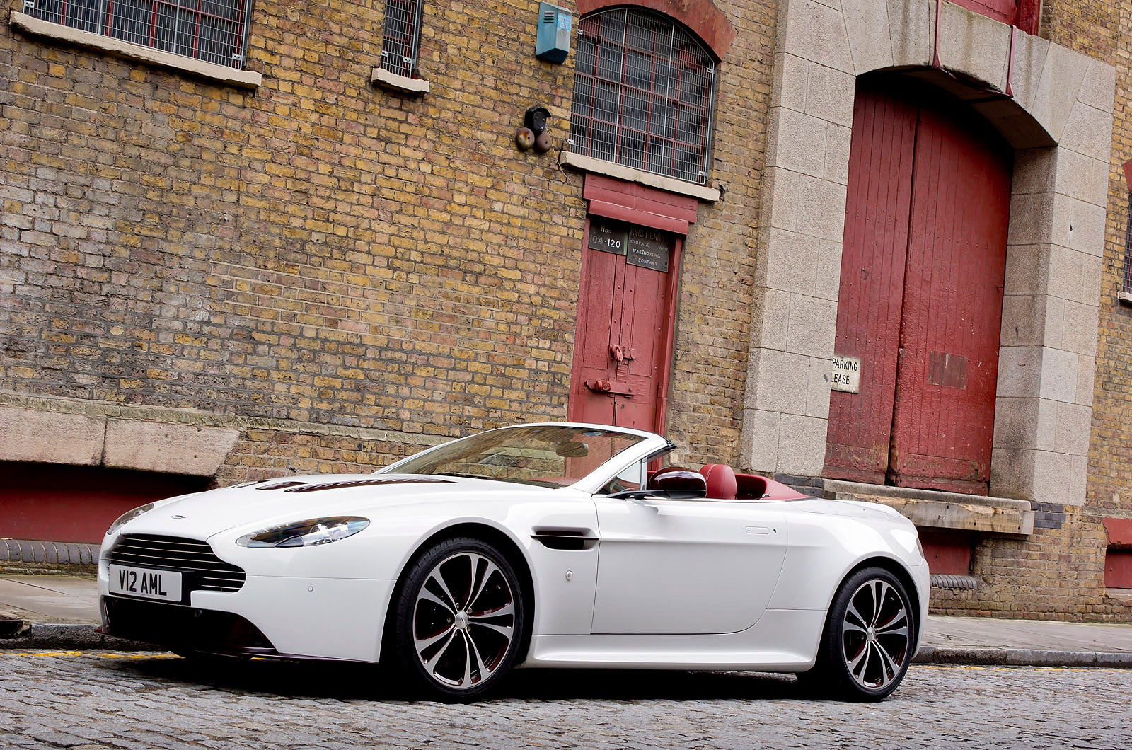 Aston Martin Vantage v12 Interior