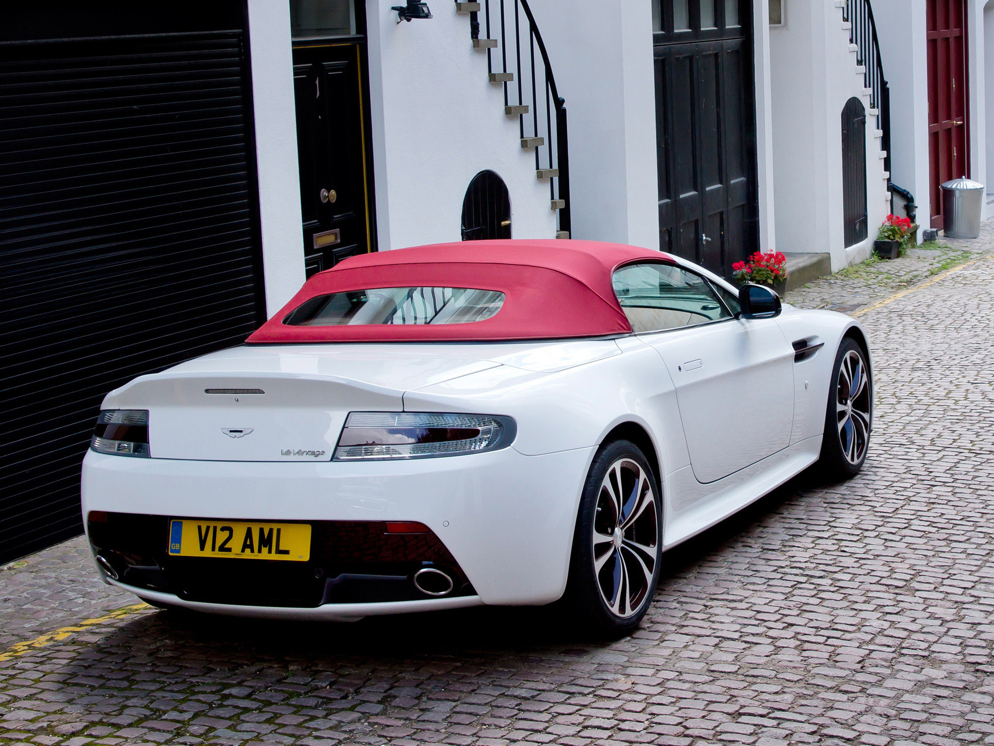 Aston Martin V12 Vantage Roadster photo #15