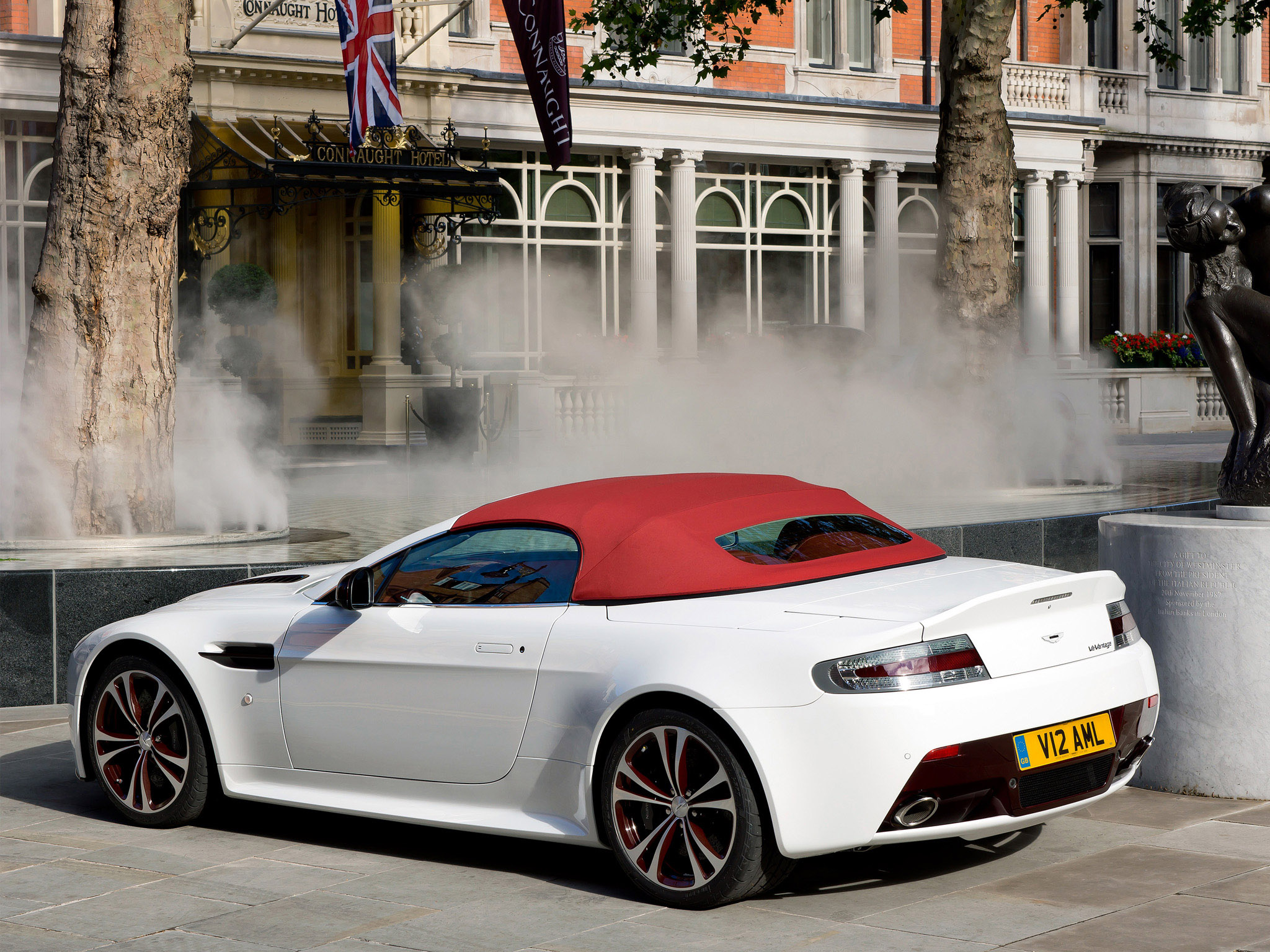 Aston Martin V12 Vantage Roadster photo #16
