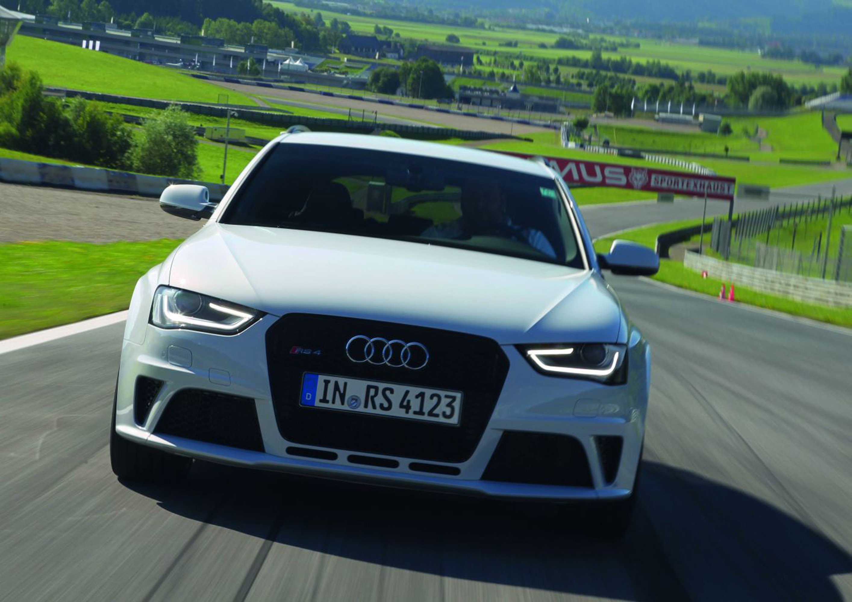 Audi RS4 Avant photo #16