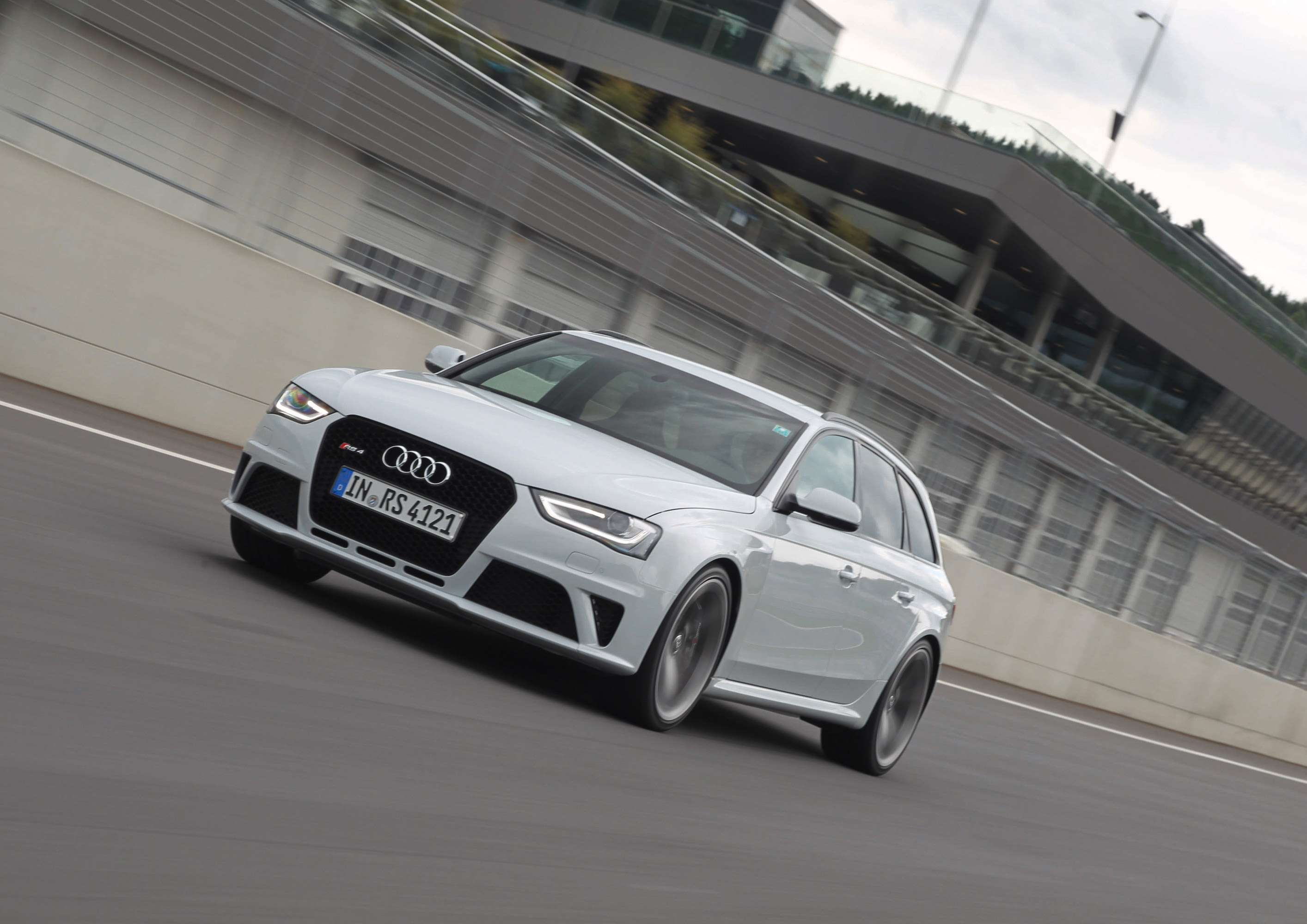 Audi RS4 Avant photo #17