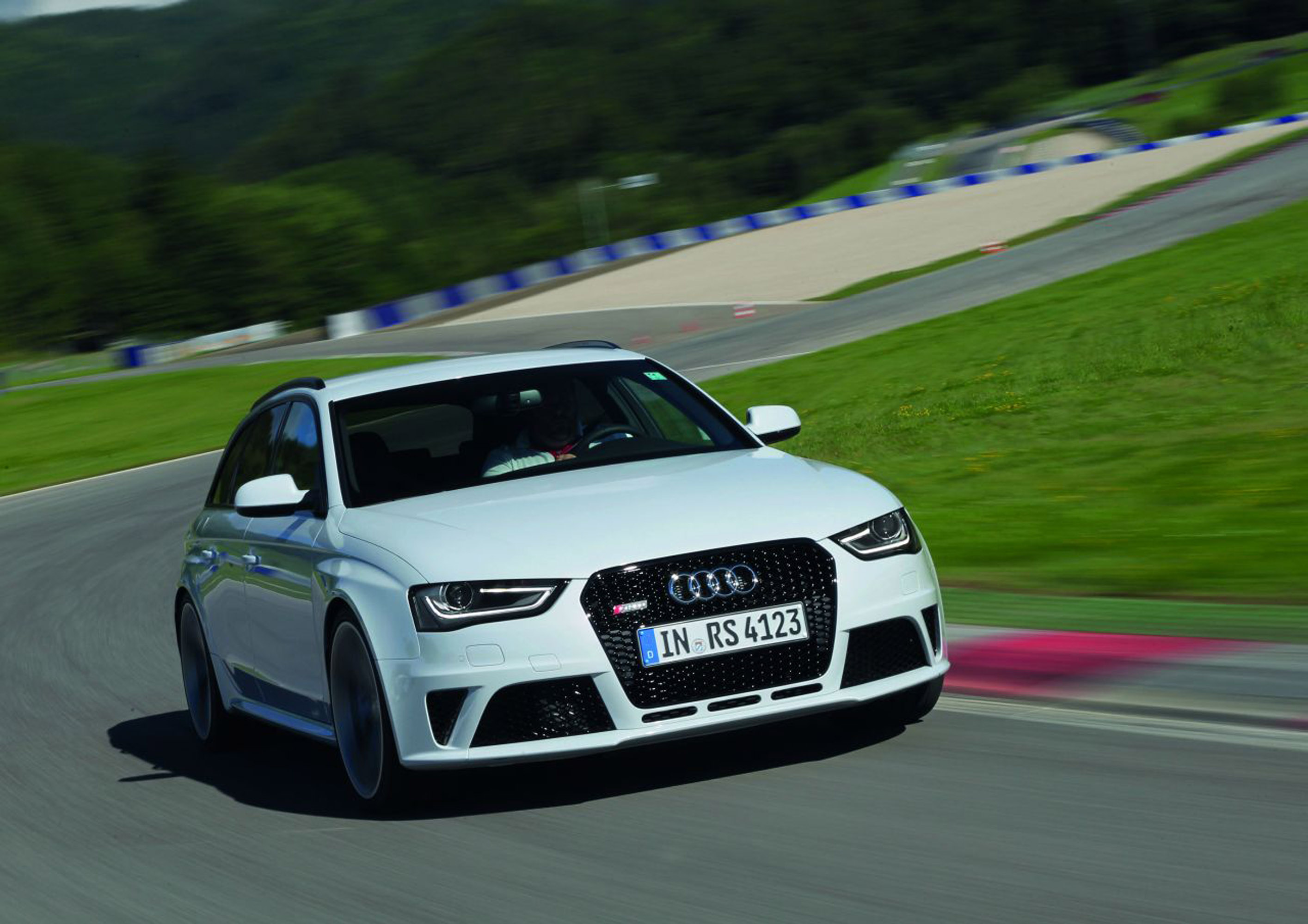 Audi RS4 Avant photo #18