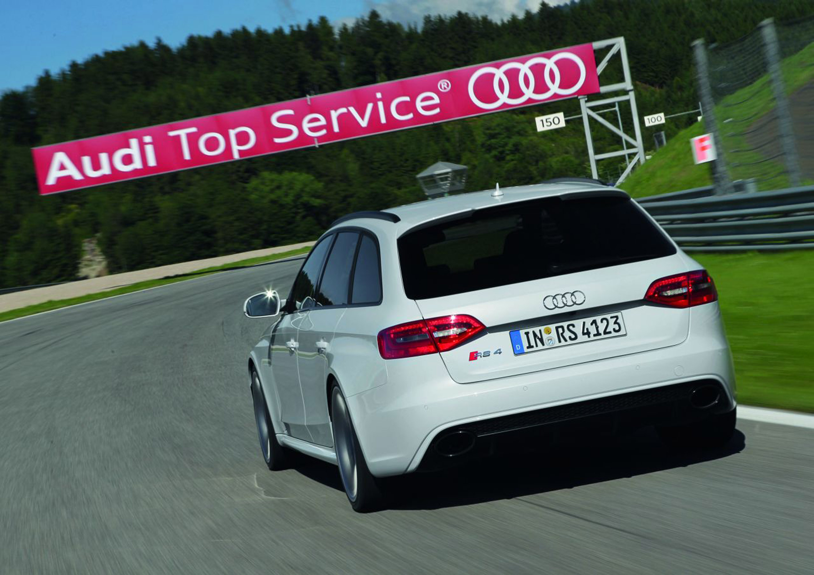 Audi RS4 Avant photo #36