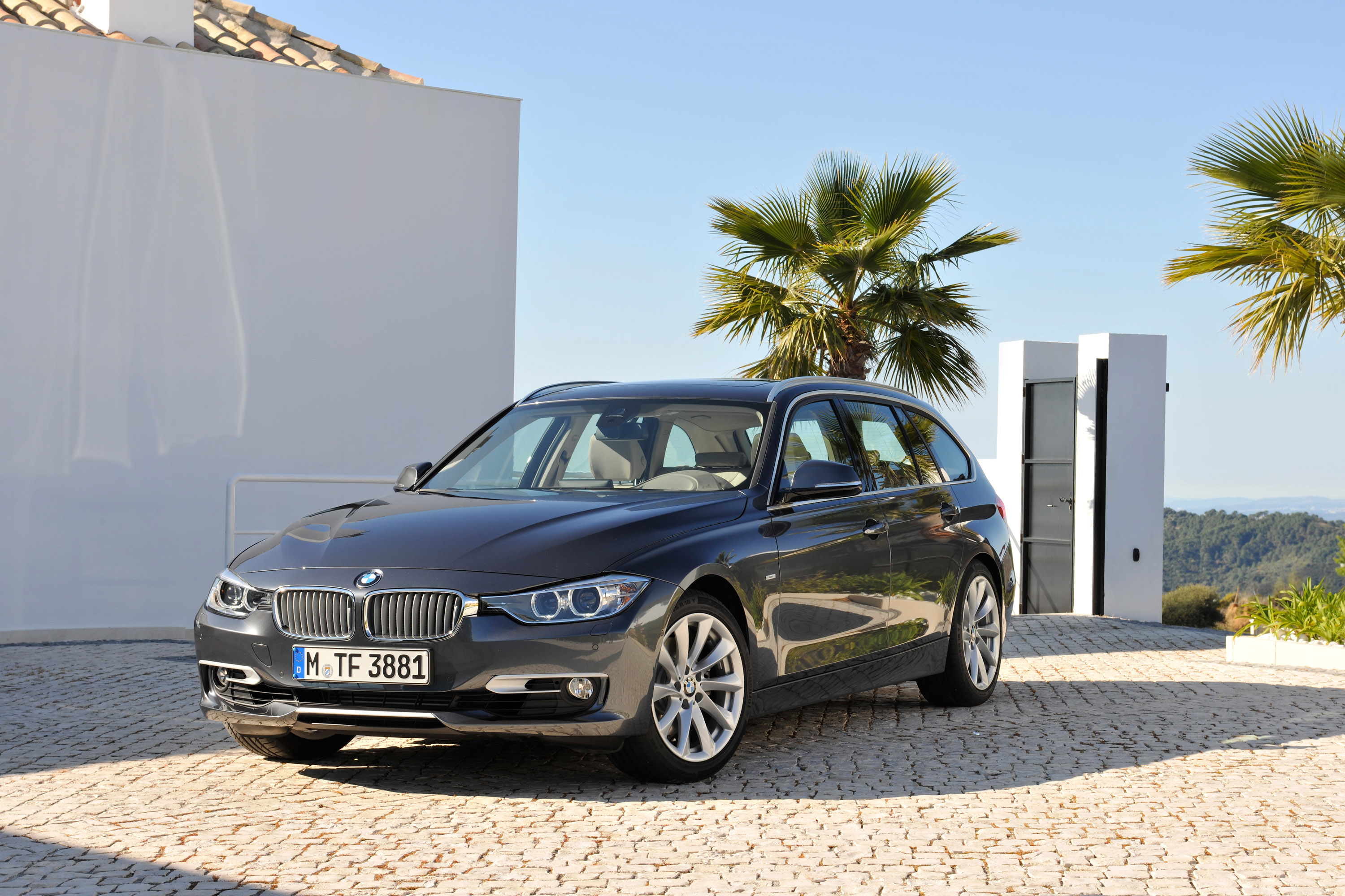 BMW 3-Series Touring photo #3