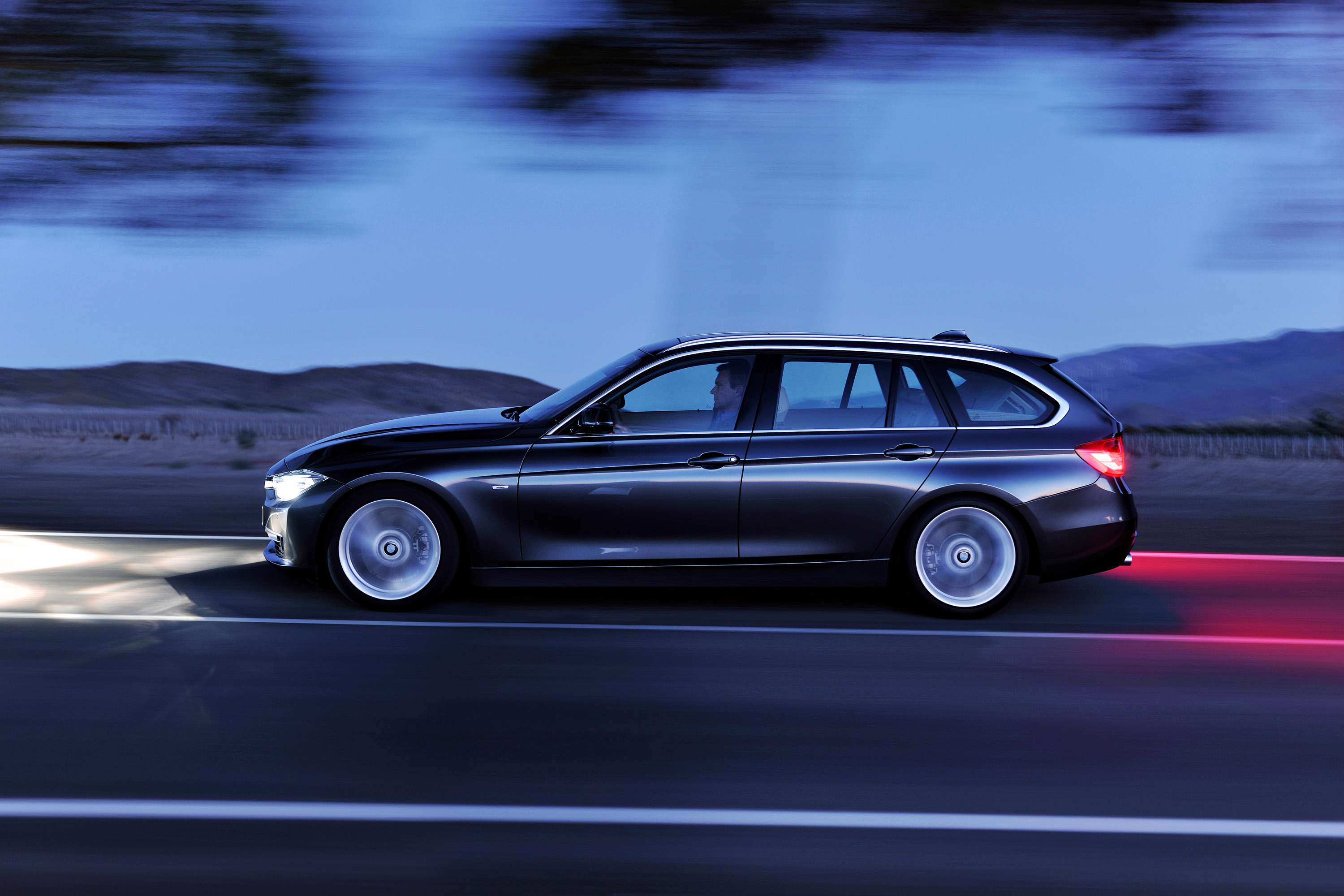 BMW 3-Series Touring photo #32