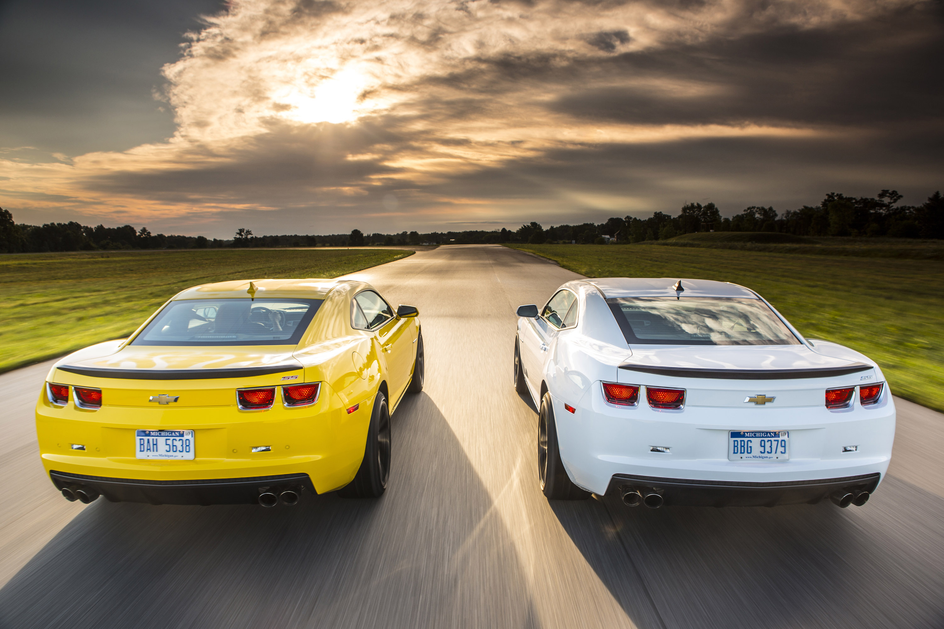 Автомобиль с двух частей. Шевроле Камаро 2013. Chevrolet Camaro 2. Шевроле Камаро 2013 белая. Шевроле Камаро желтая.