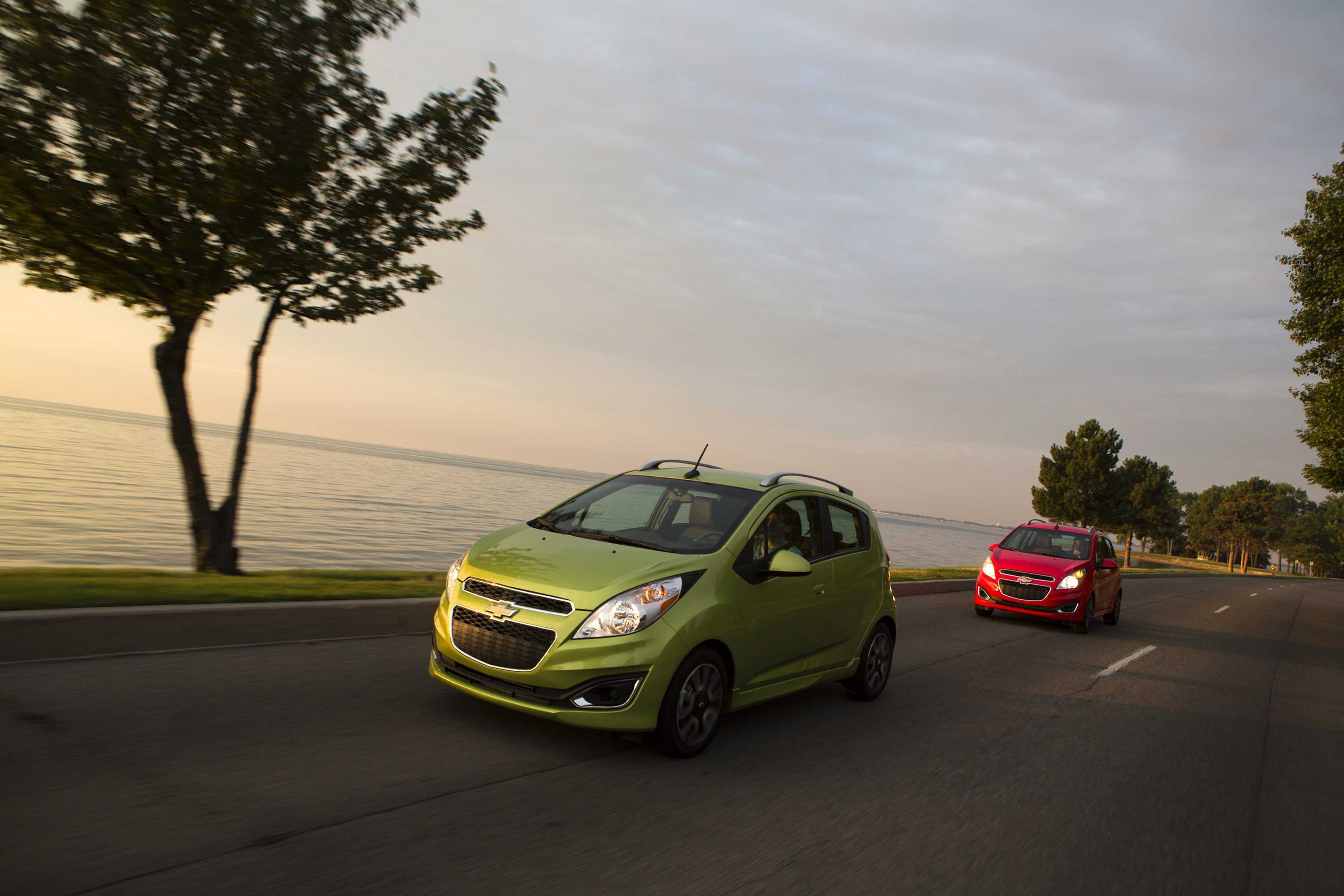 Chevrolet Spark сбоку