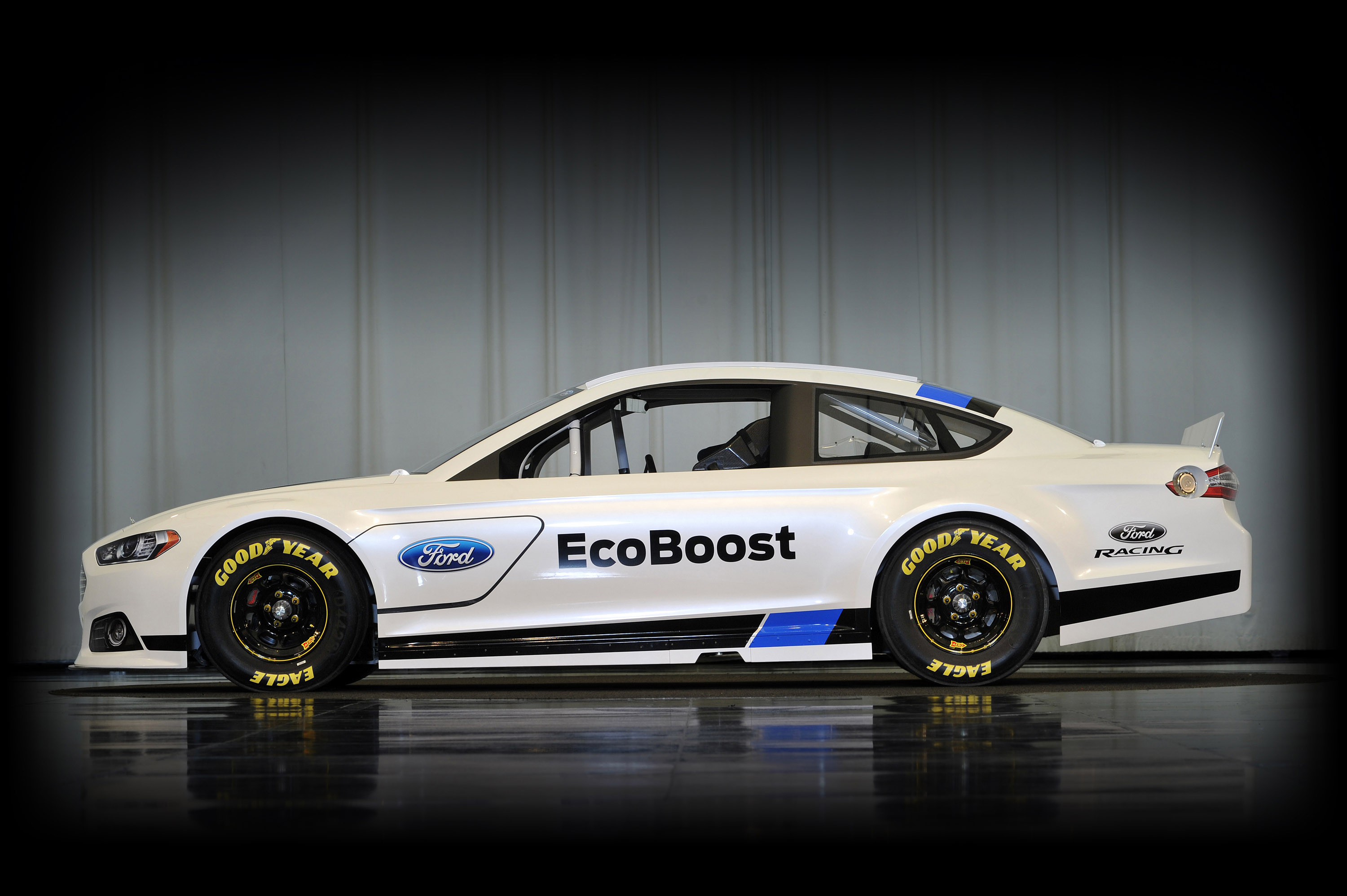 Ford Fusion NASCAR photo #2