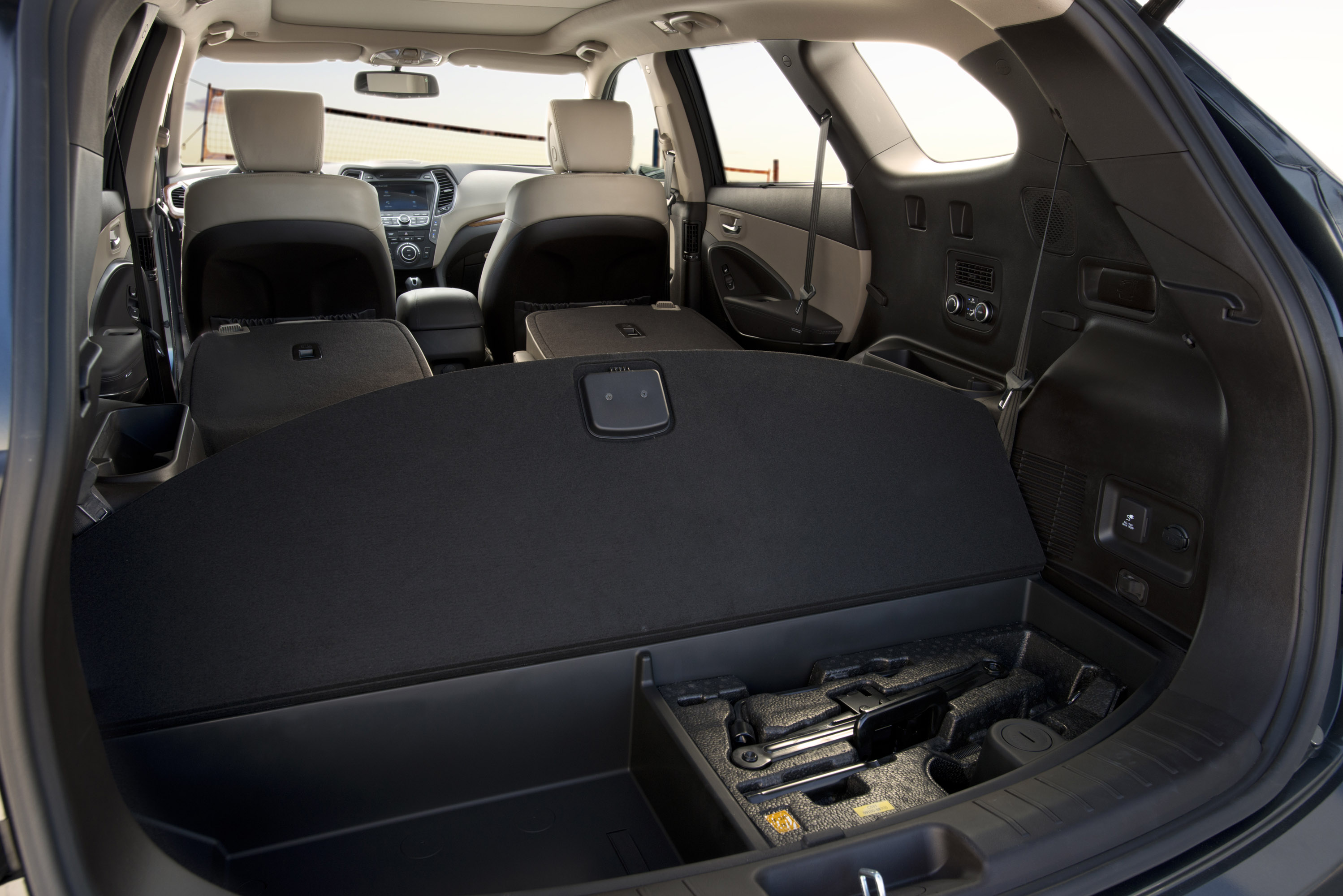 Hyundai Santa Fe LWB photo #20