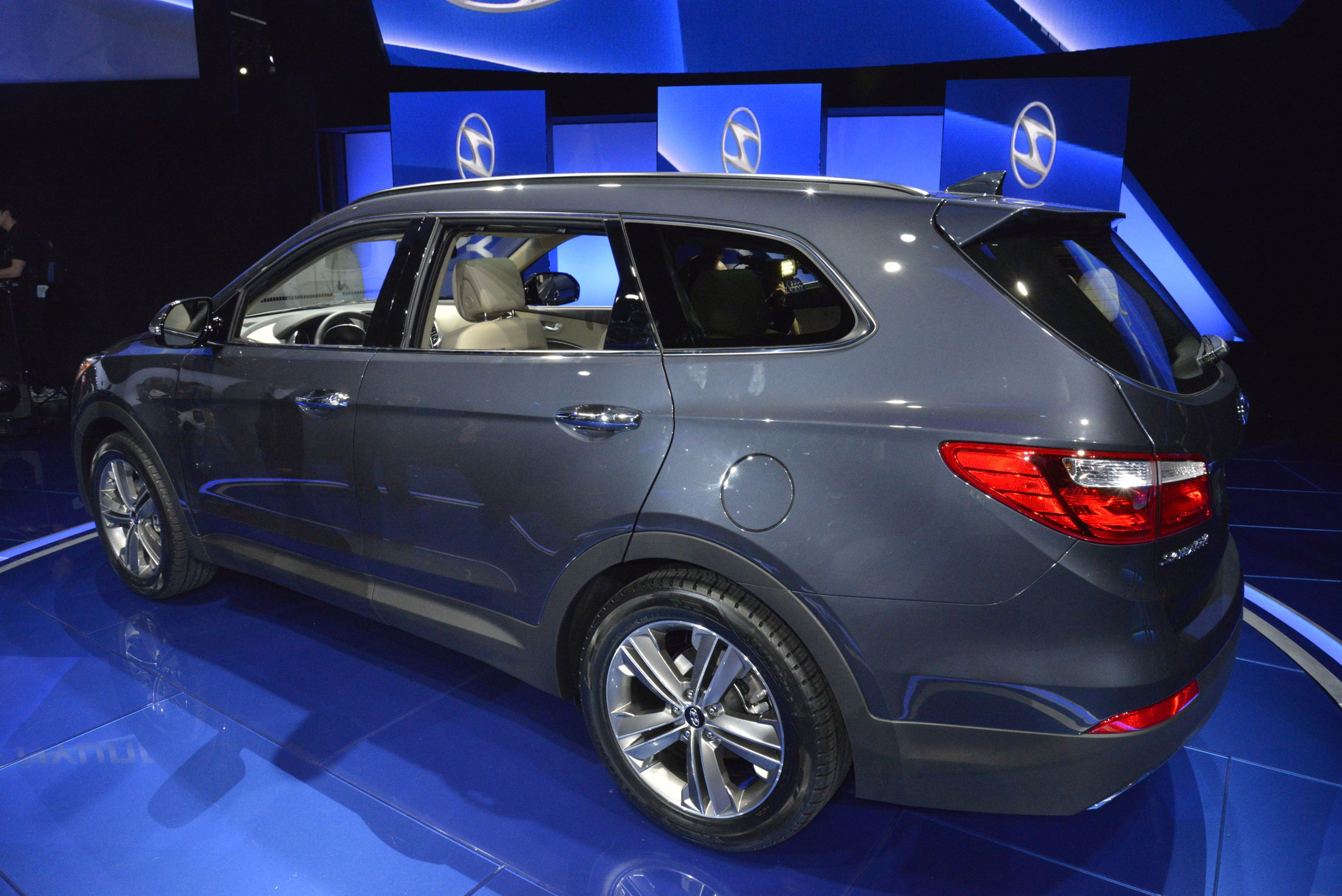 Hyundai Santa Fe LWB photo #21