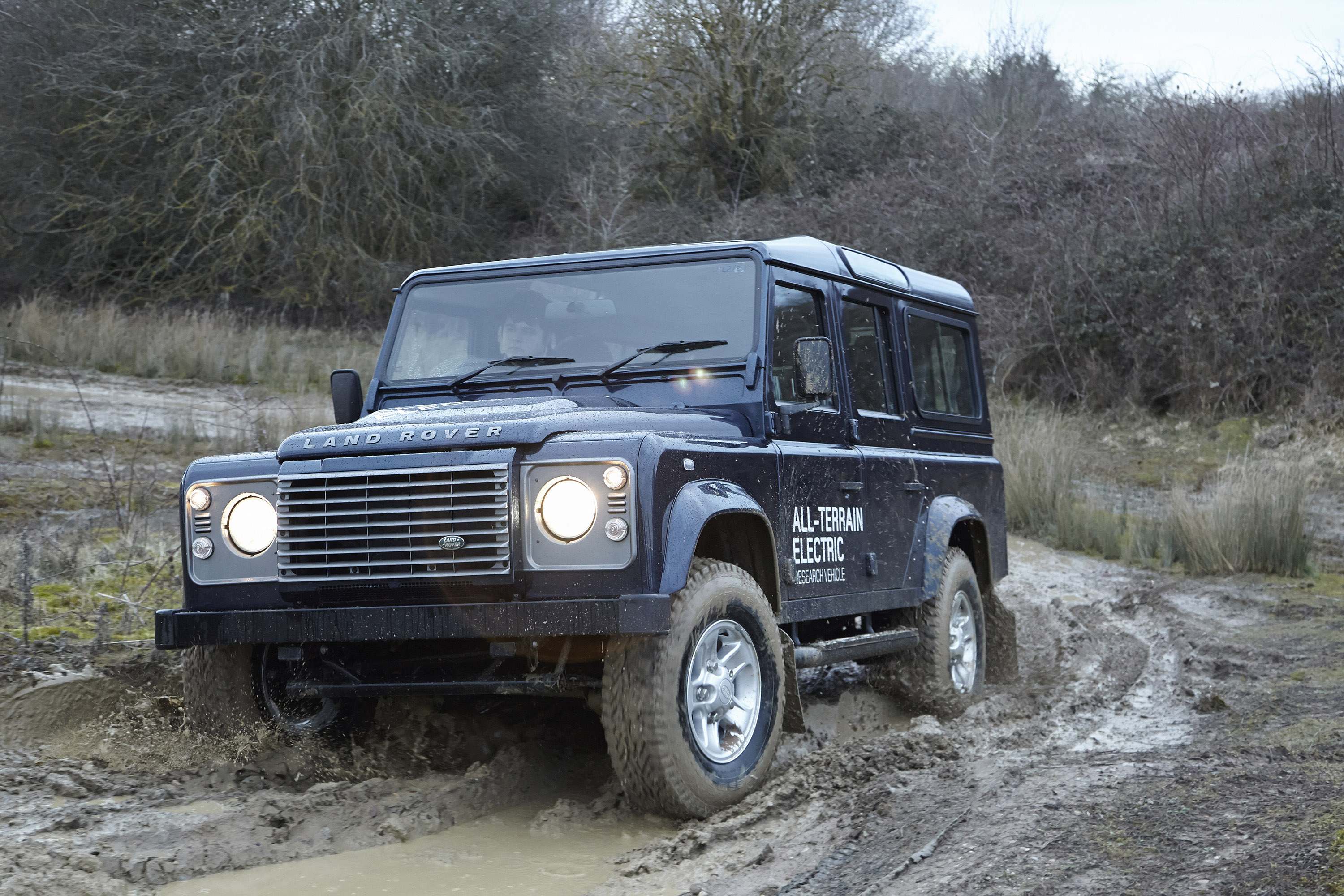 Defender classic. Лэнд Ровер Дефендер 2013. Джип ленд Ровер Дефендер. Лэнд Ровер Дефендер 2013 110 серый. Электрический ленд Ровер.