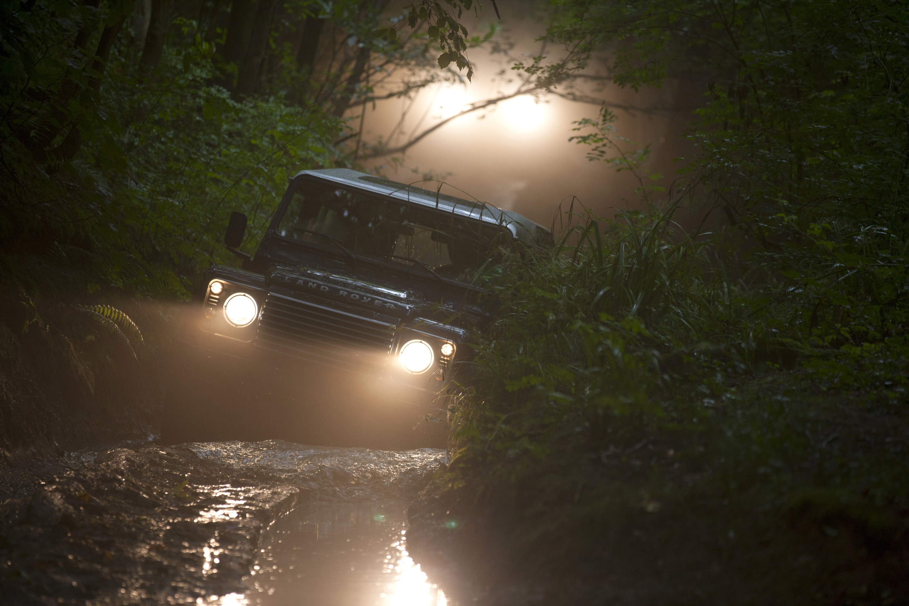 Land Rover Defender photo #15
