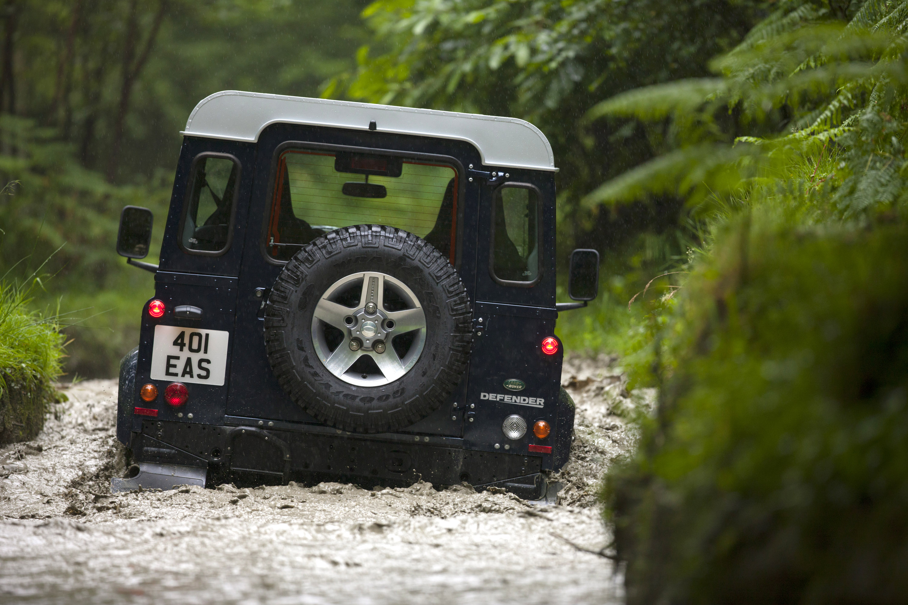 Land Rover Defender photo #17