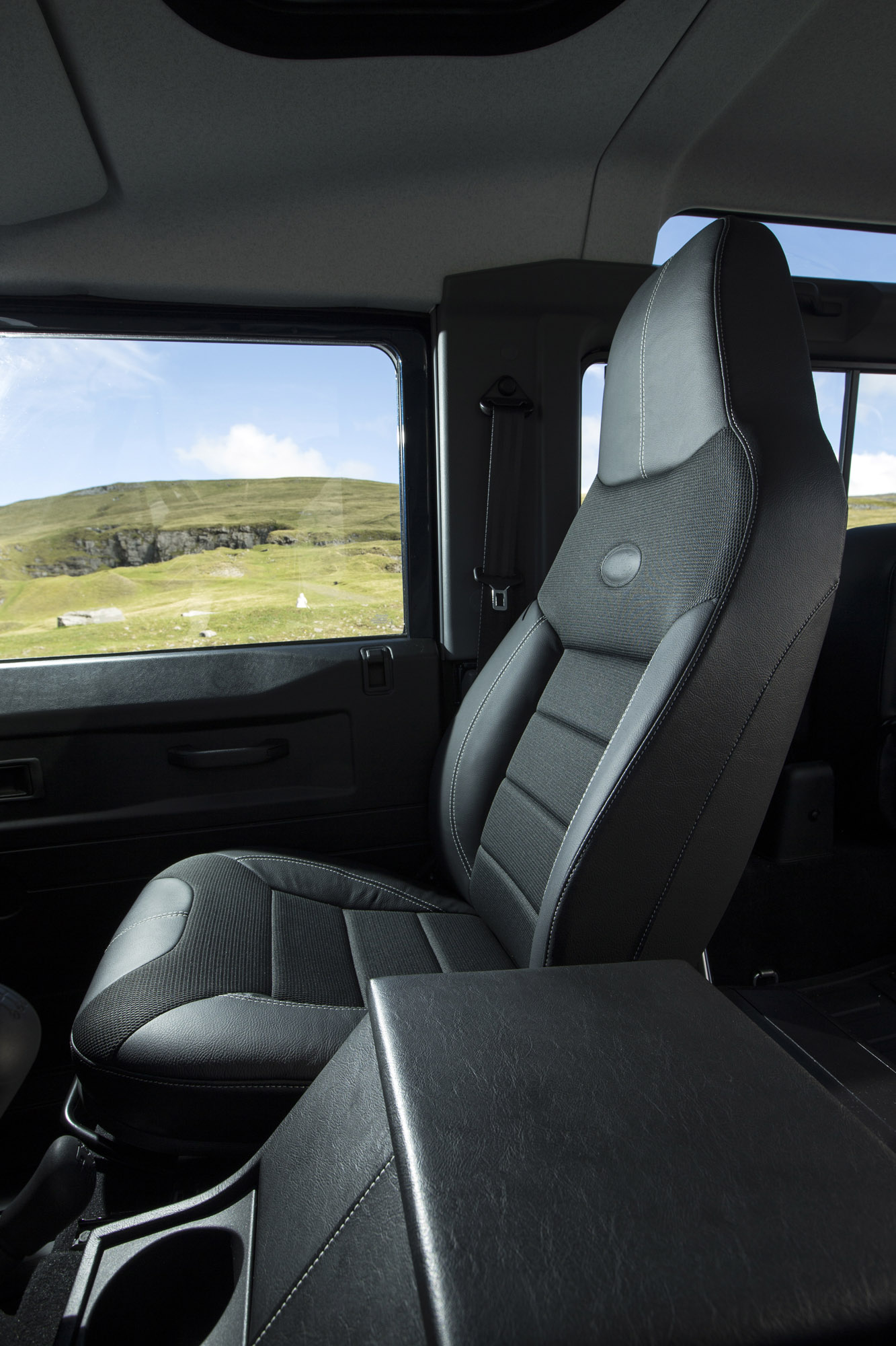Land Rover Defender photo #22