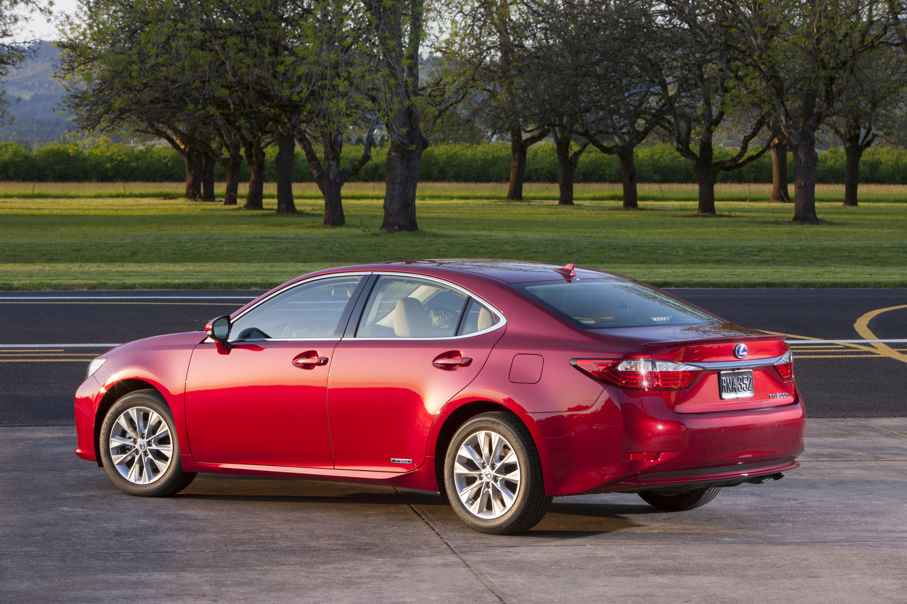 Lexus ES 300h photo #16