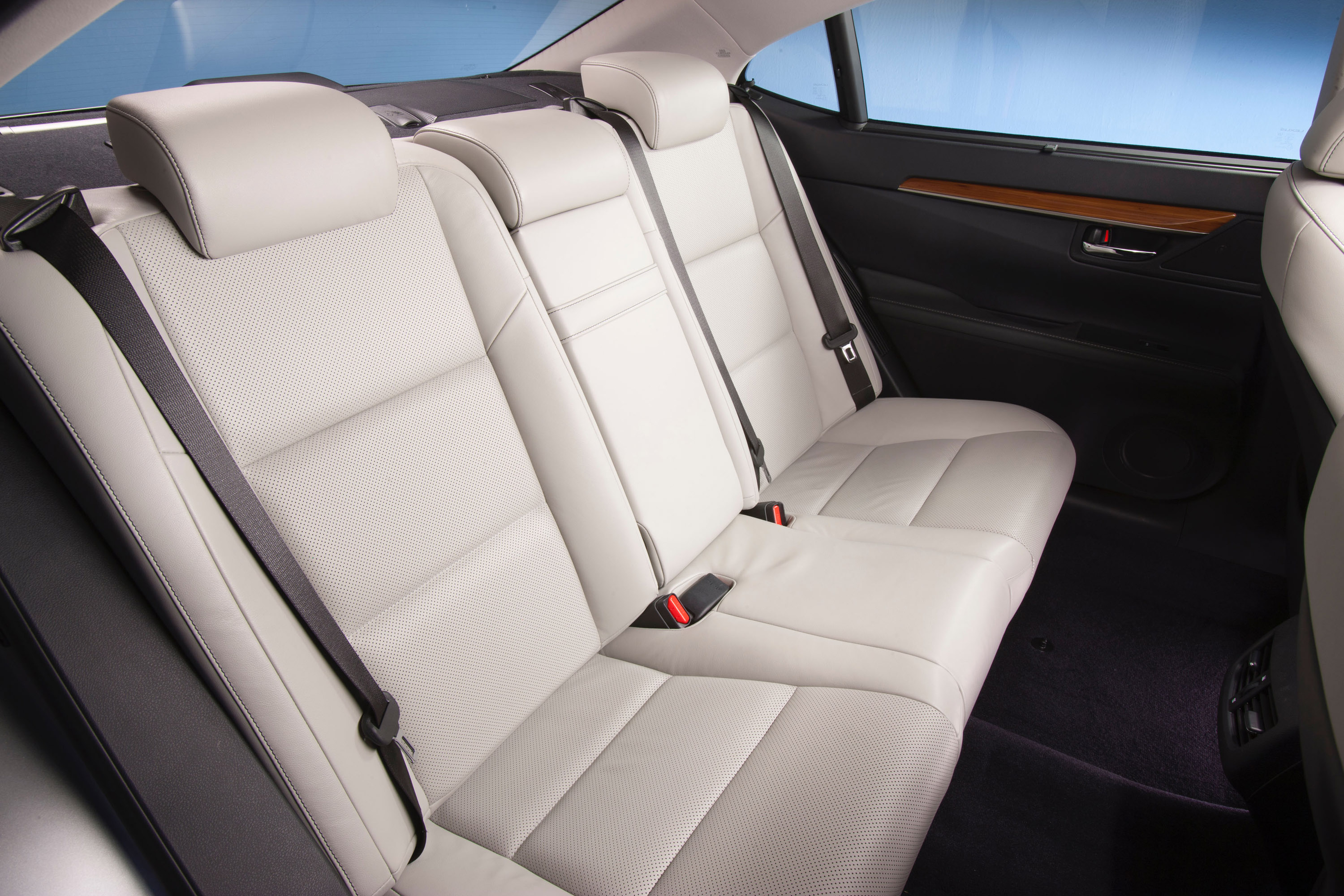 Lexus ES 300h photo #28