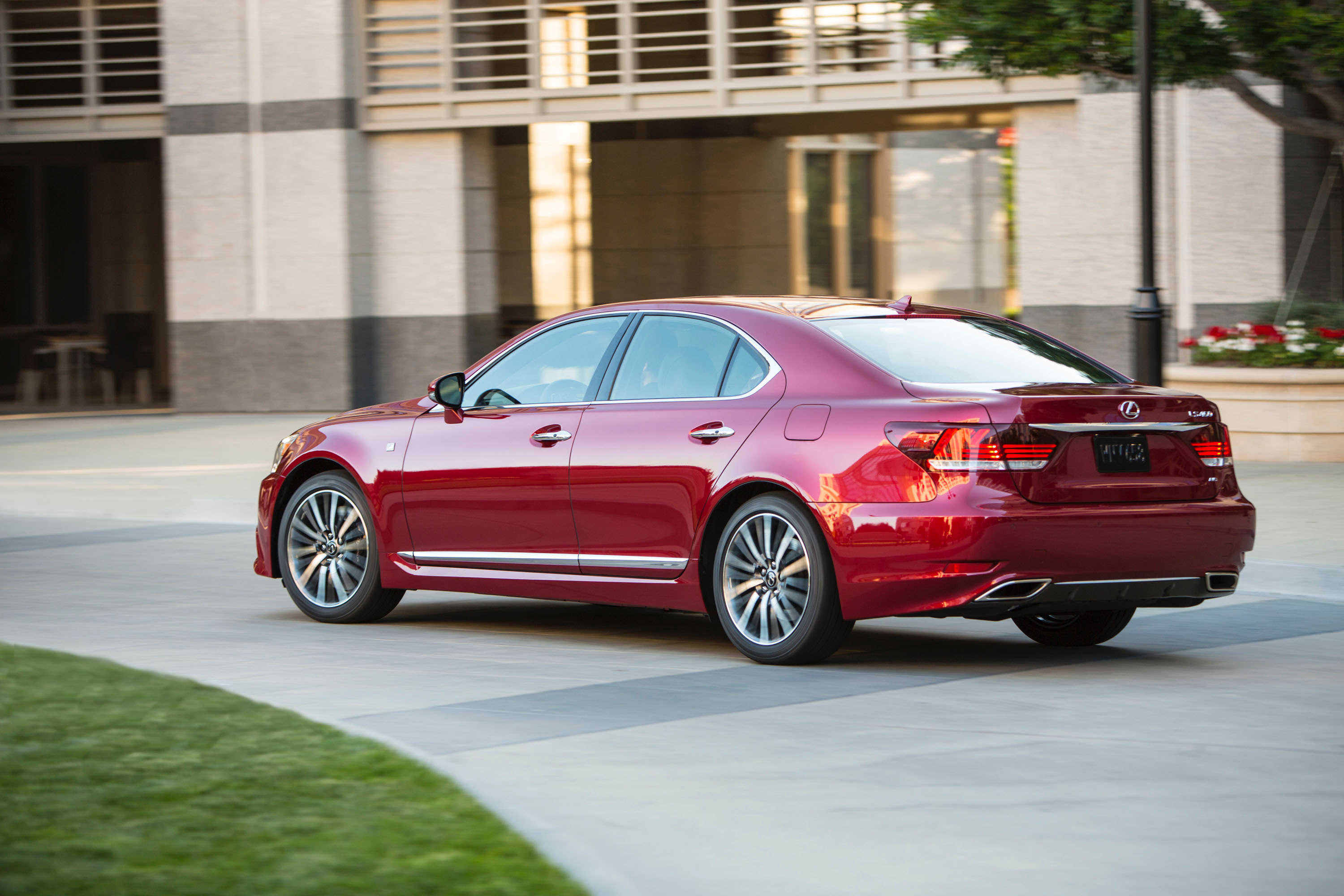 Lexus LS 460 F Sport photo #17