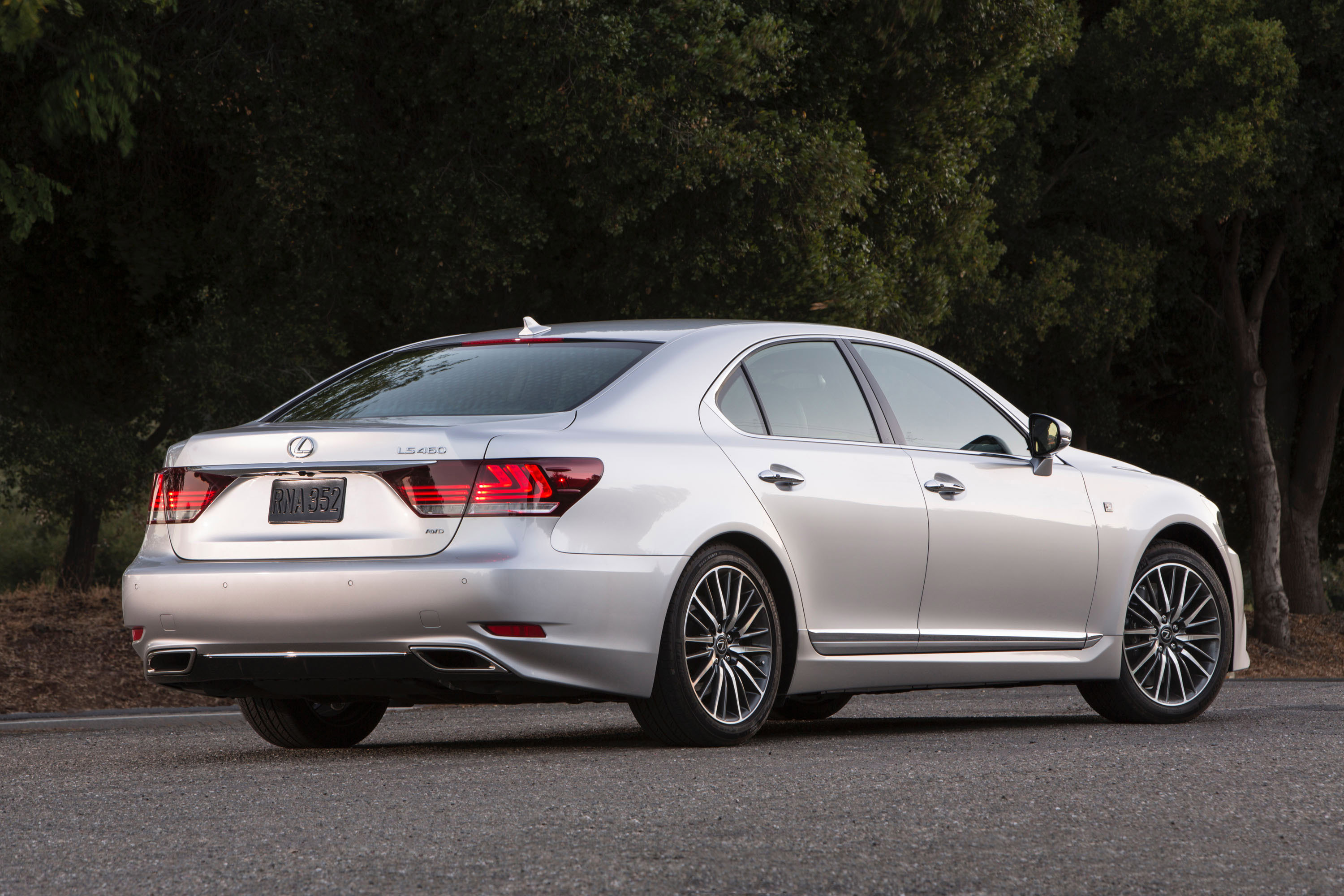 Lexus LS 460 F Sport photo #18