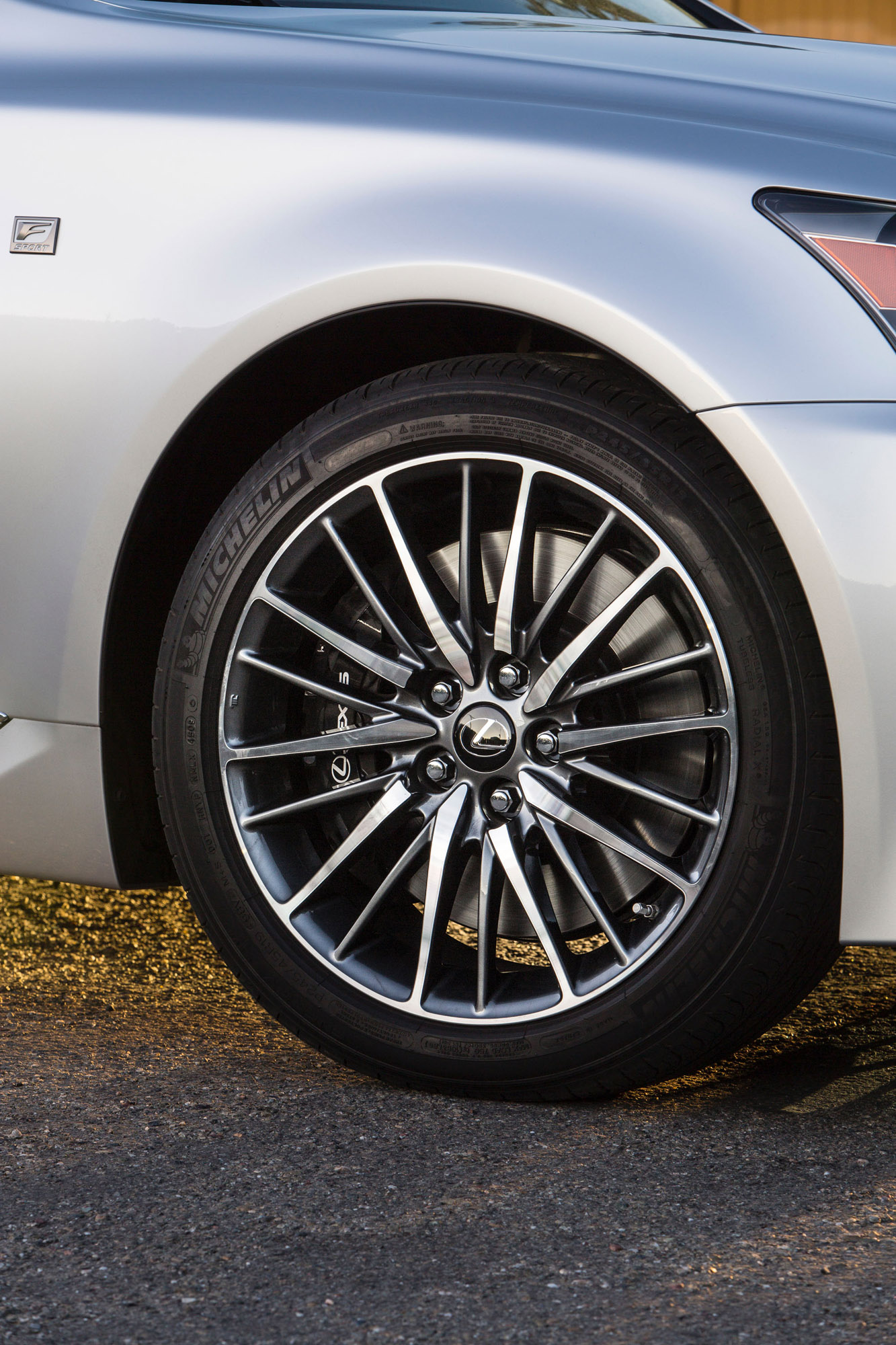 Lexus LS 460 F Sport photo #23