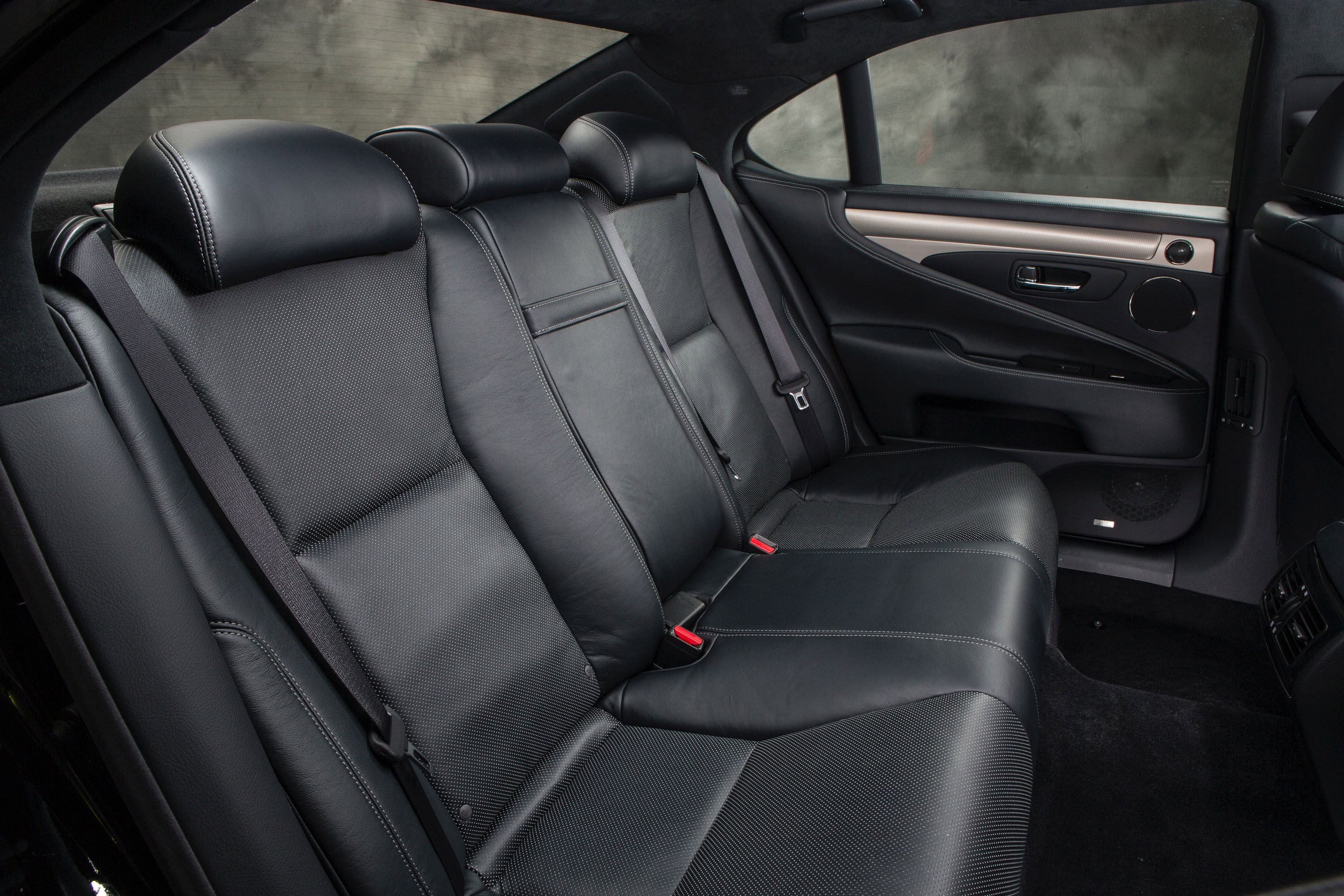 Lexus LS 460 F Sport photo #29