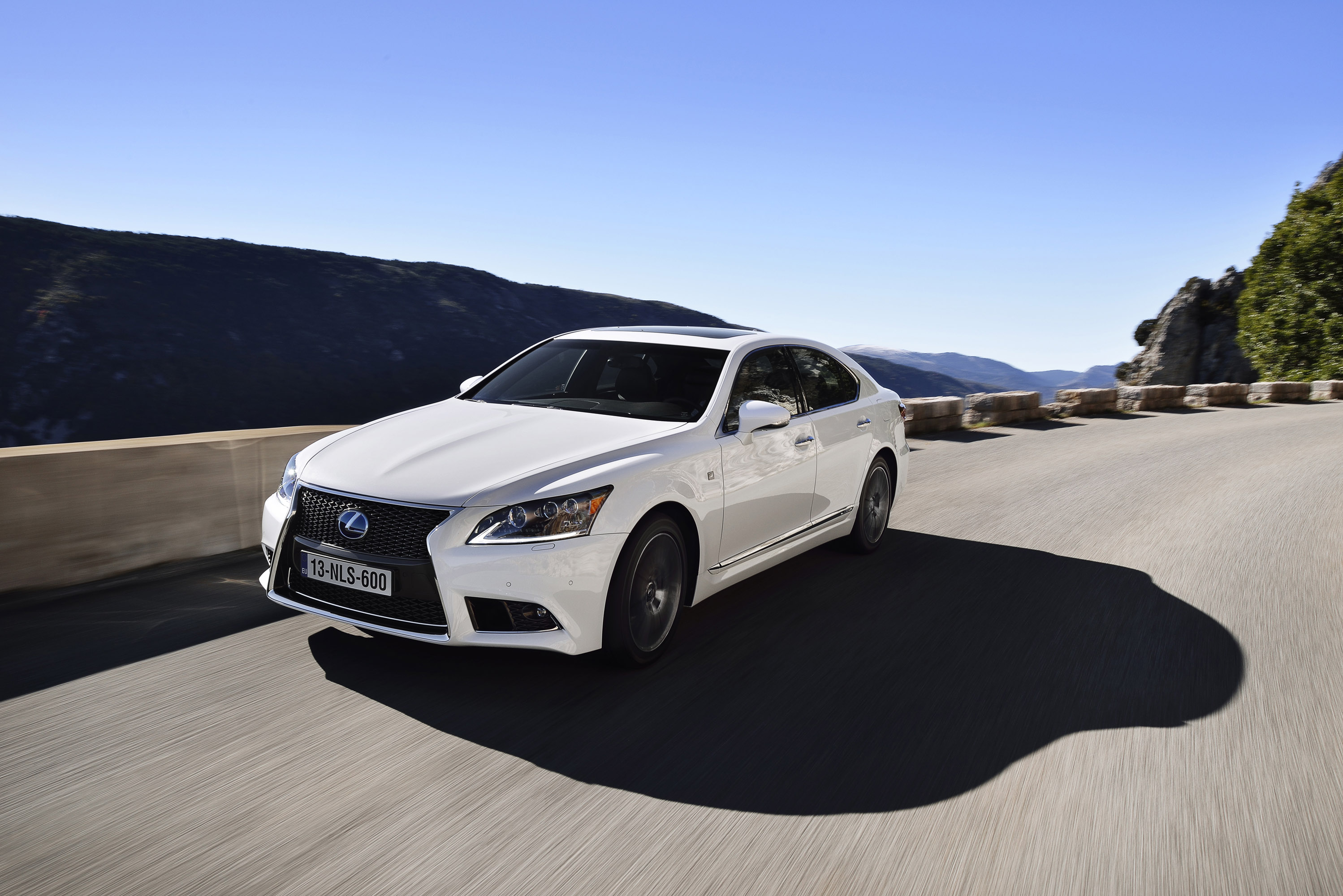 Lexus LS EU-Version photo #16