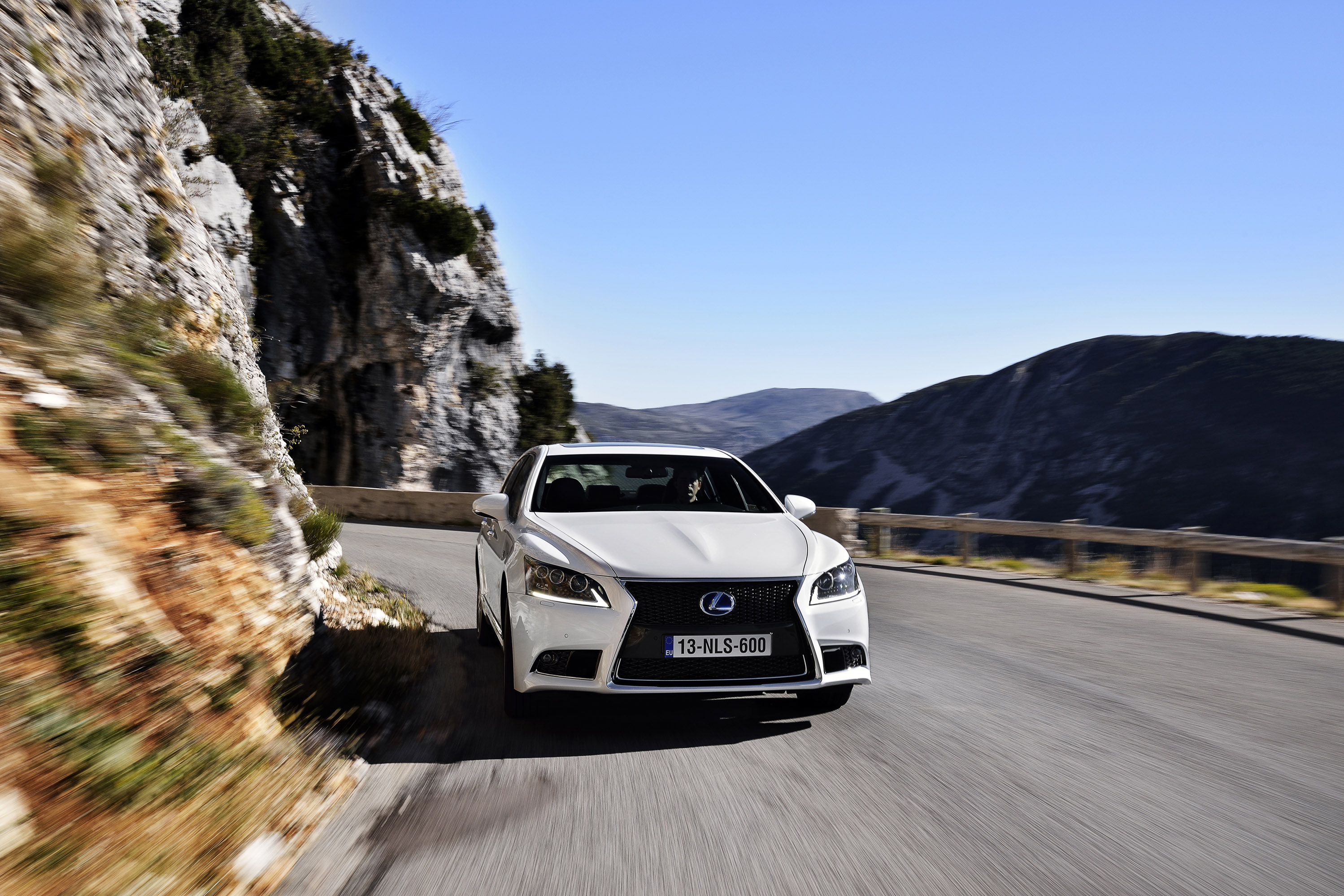 Lexus LS EU-Version photo #17