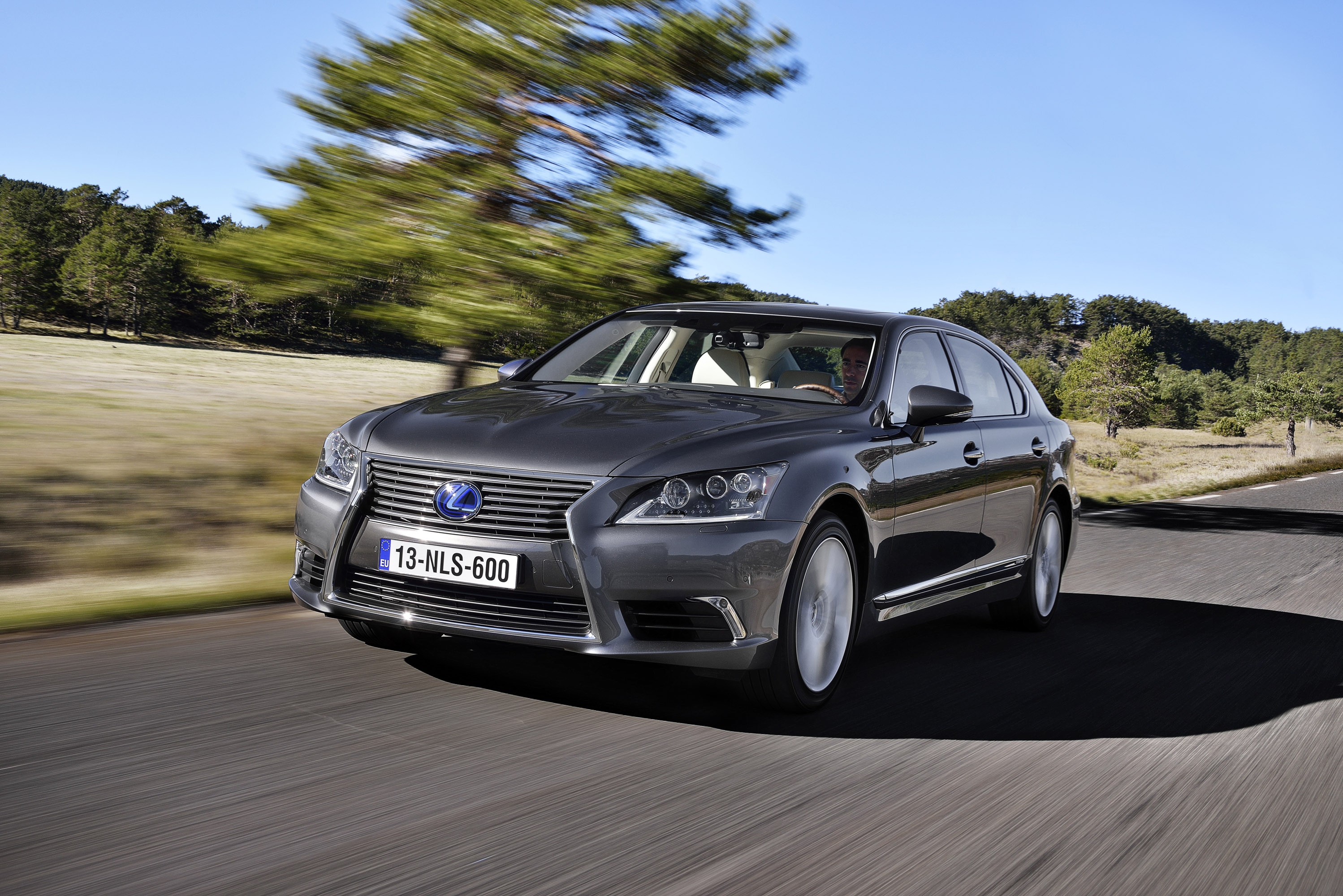 Lexus LS EU-Version photo #29