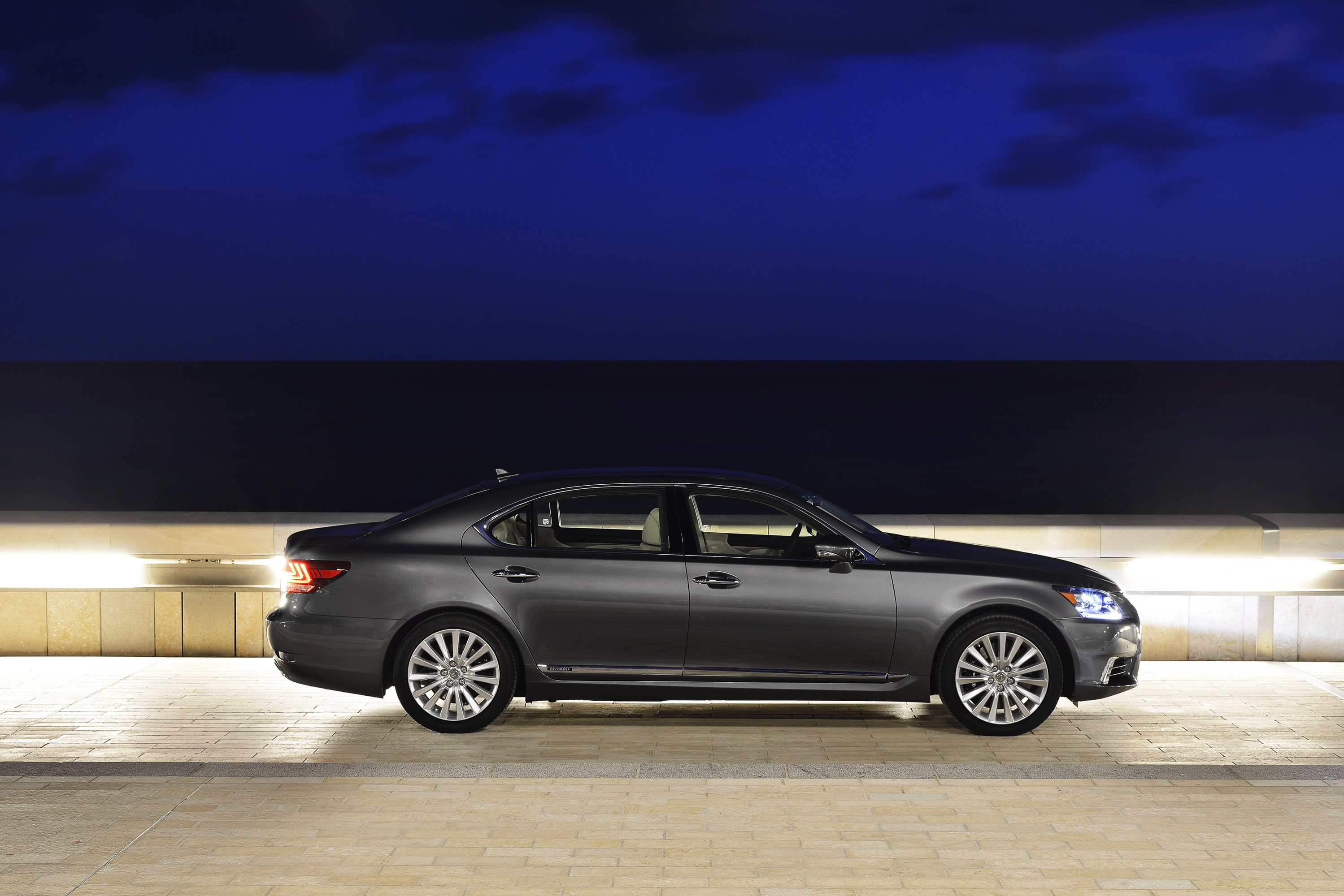Lexus LS EU-Version photo #72