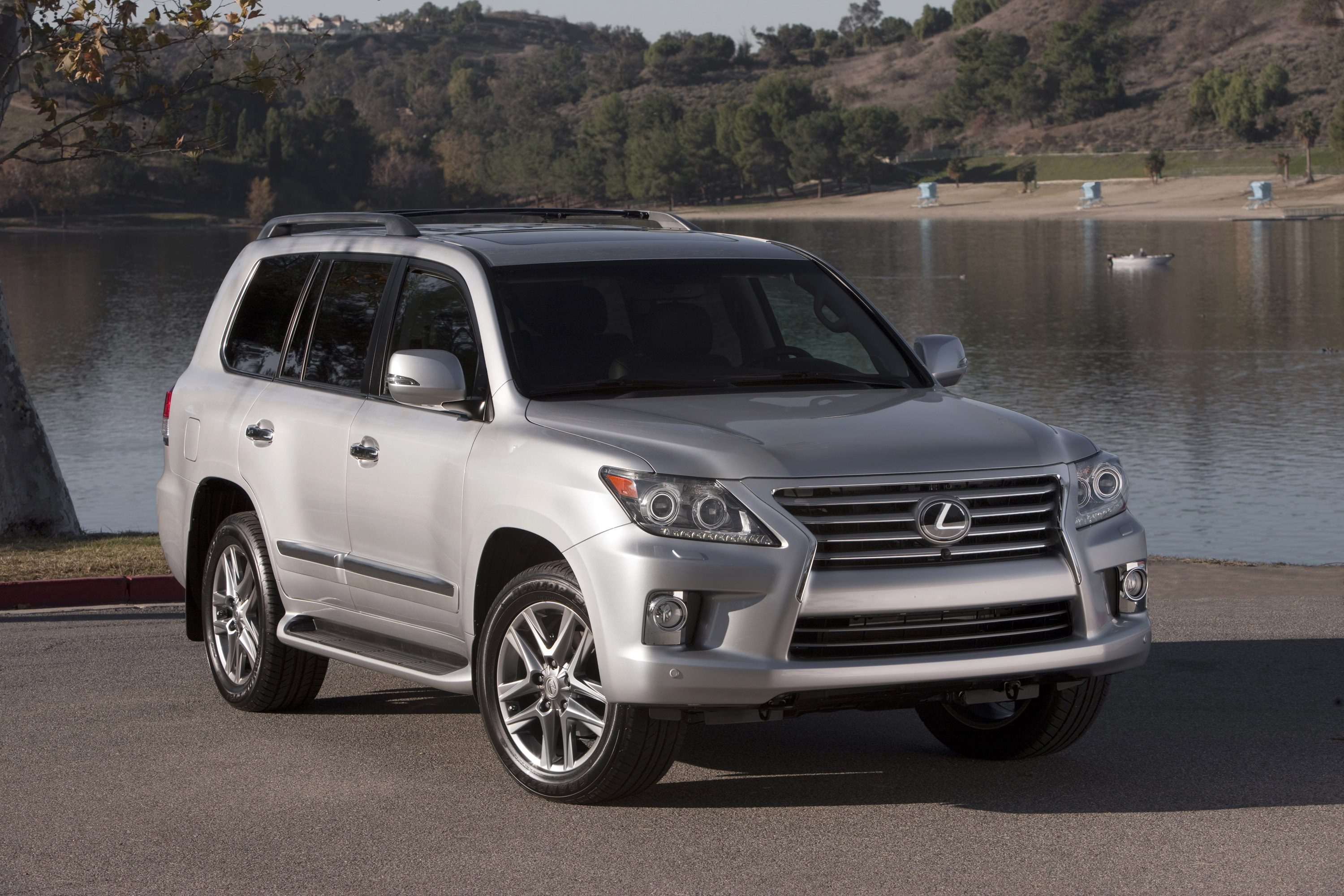 Lexus LX 570 photo #2