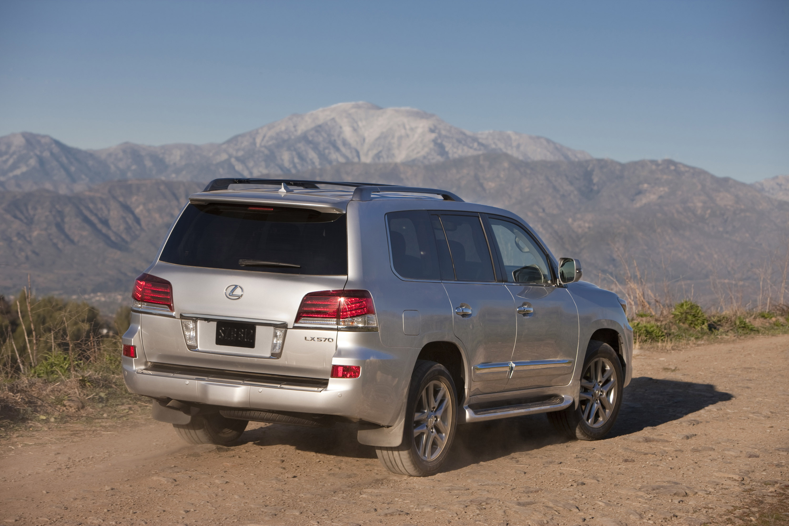 Lexus LX 570 photo #15