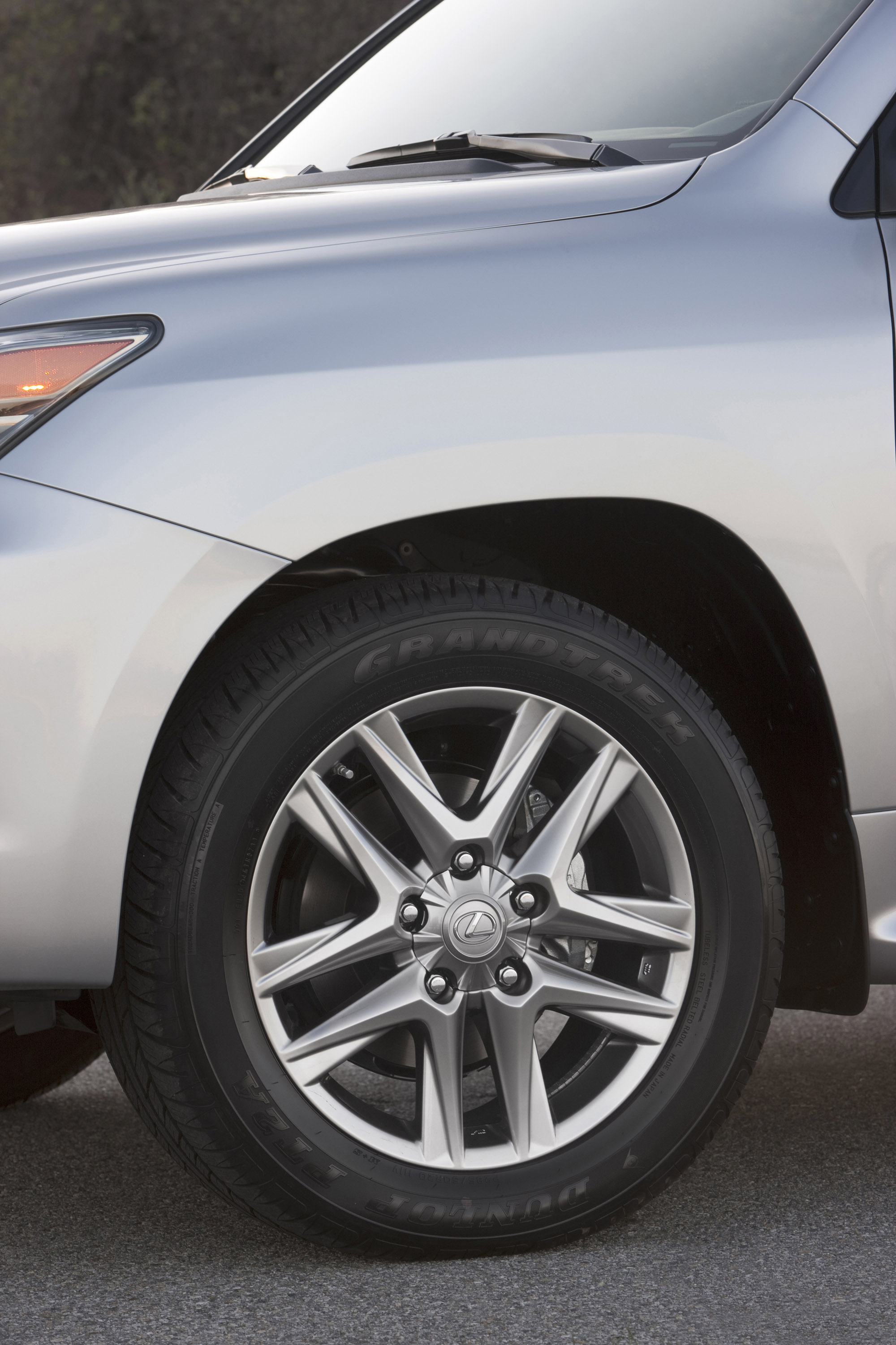 Lexus LX 570 photo #16