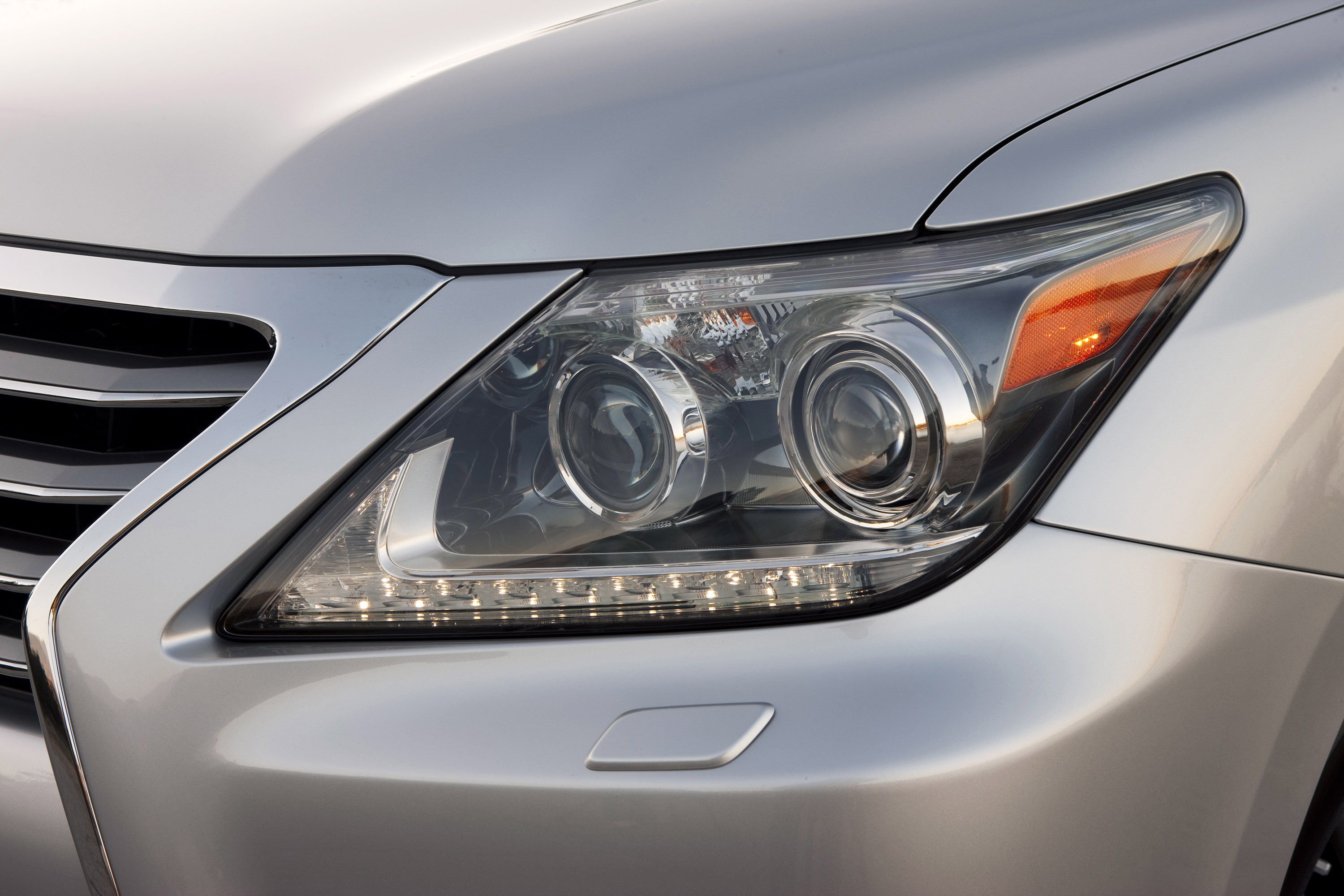 Lexus LX 570 photo #17