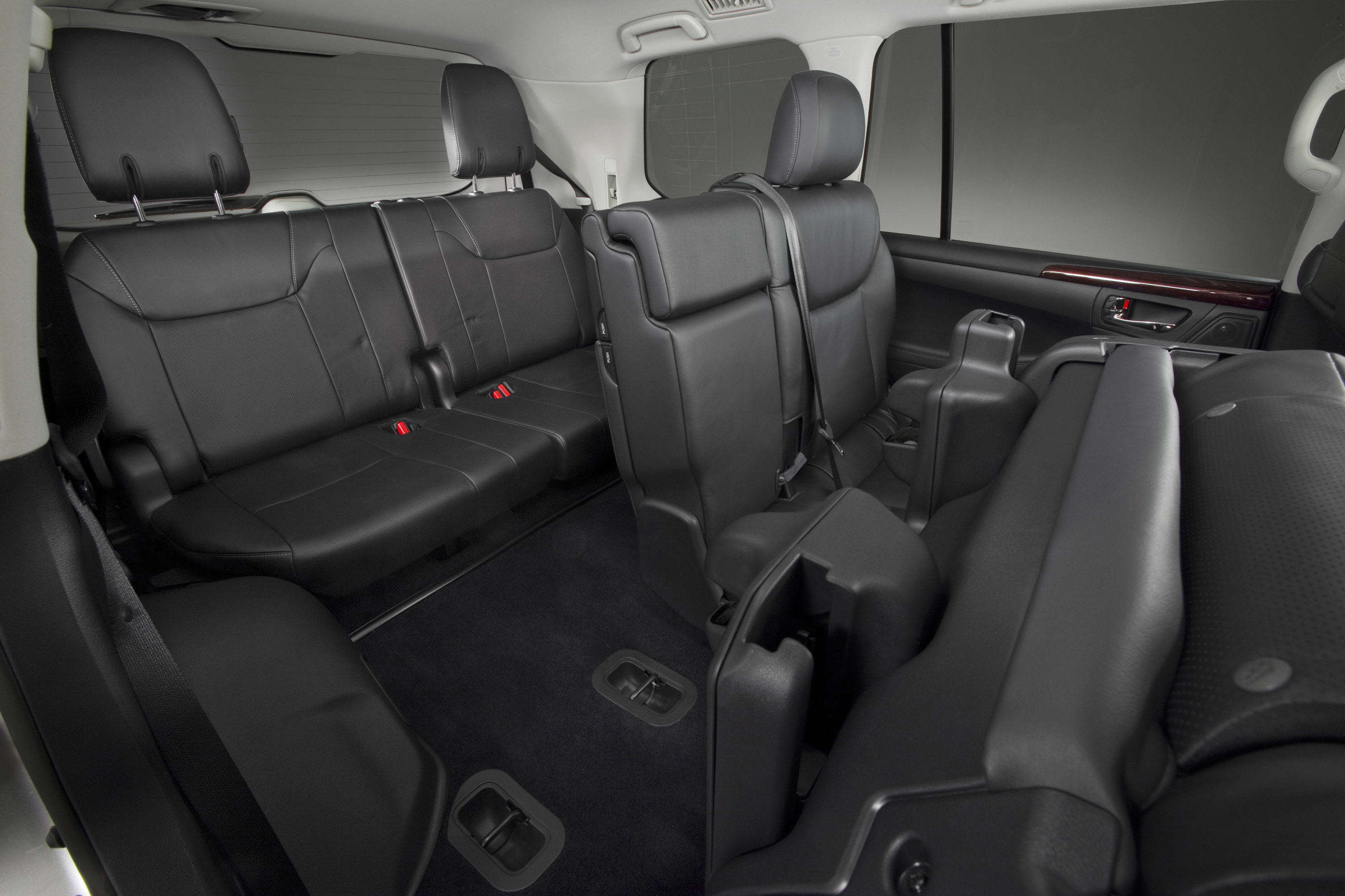 Lexus LX 570 photo #26