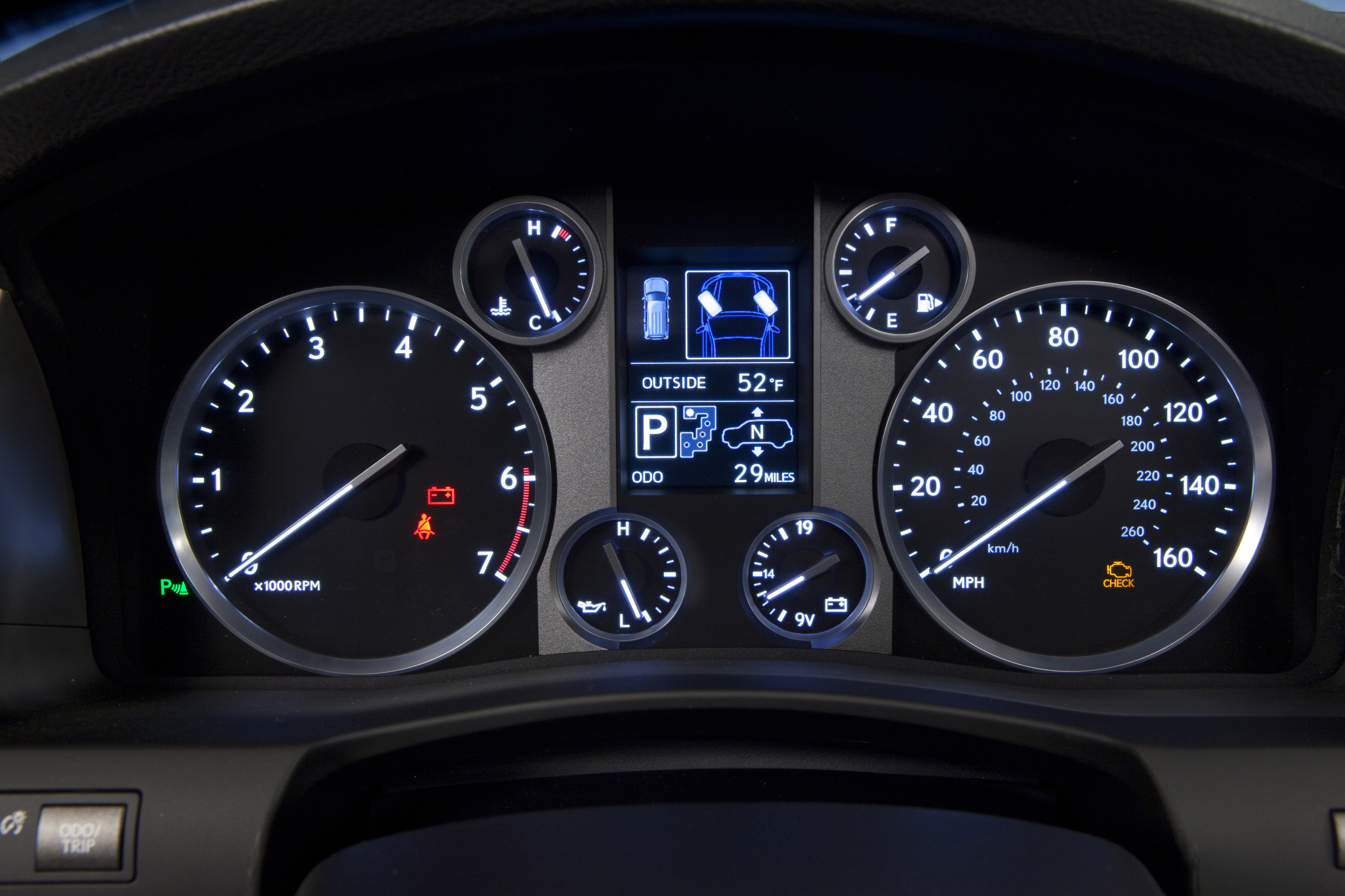 Lexus LX 570 photo #28